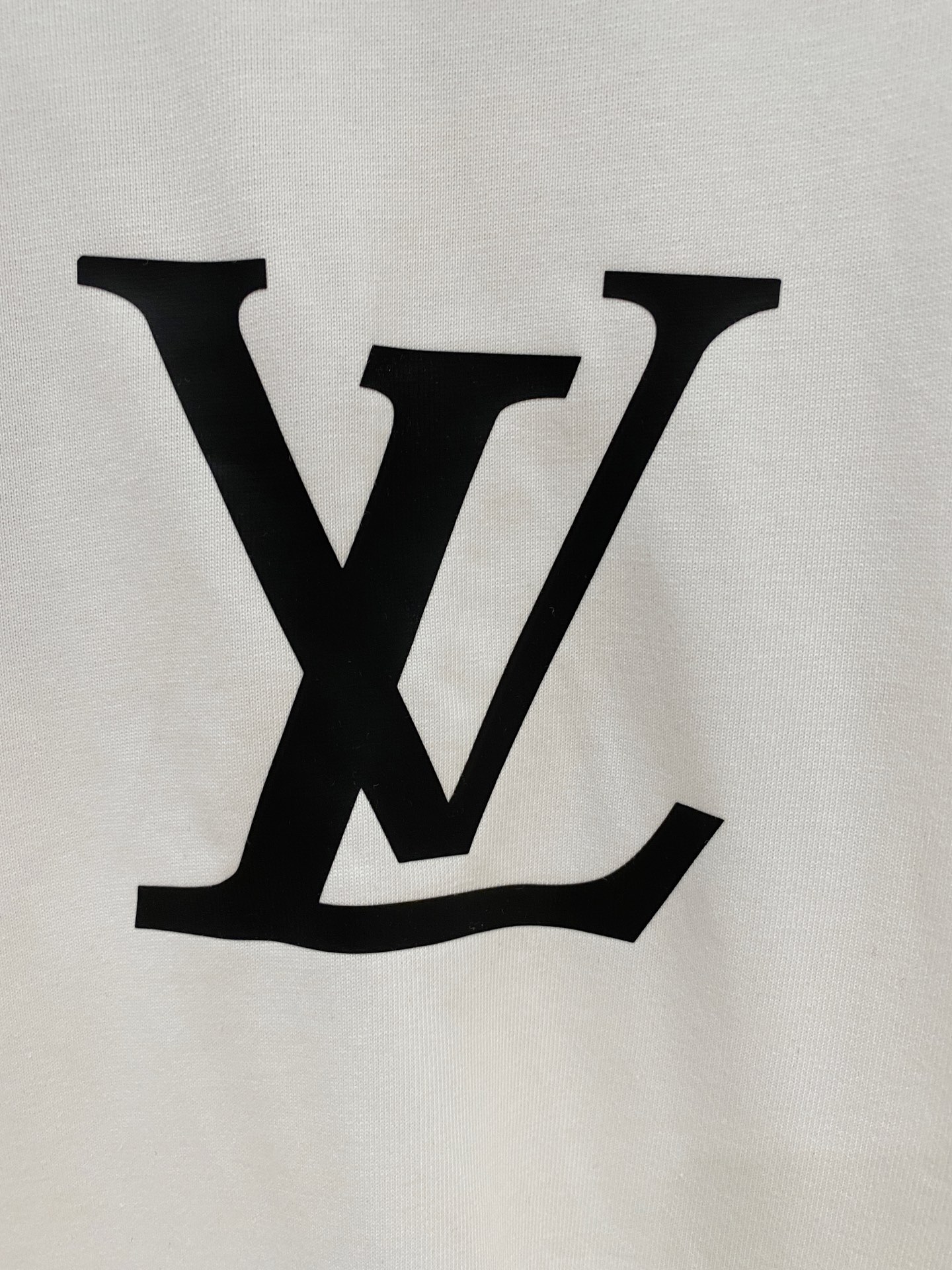 ssLV纯棉最新面料经典标识图案logo时尚简约潮流短袖，最顶级的品质专柜原单短袖，顶级制作工艺进口面料