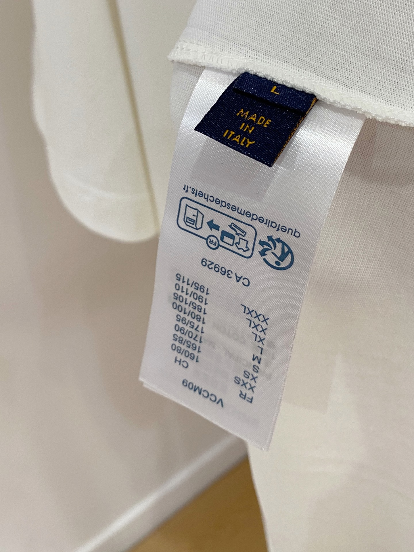 ssLV纯棉最新面料经典标识图案logo时尚简约潮流短袖，最顶级的品质专柜原单短袖，顶级制作工艺进口面料