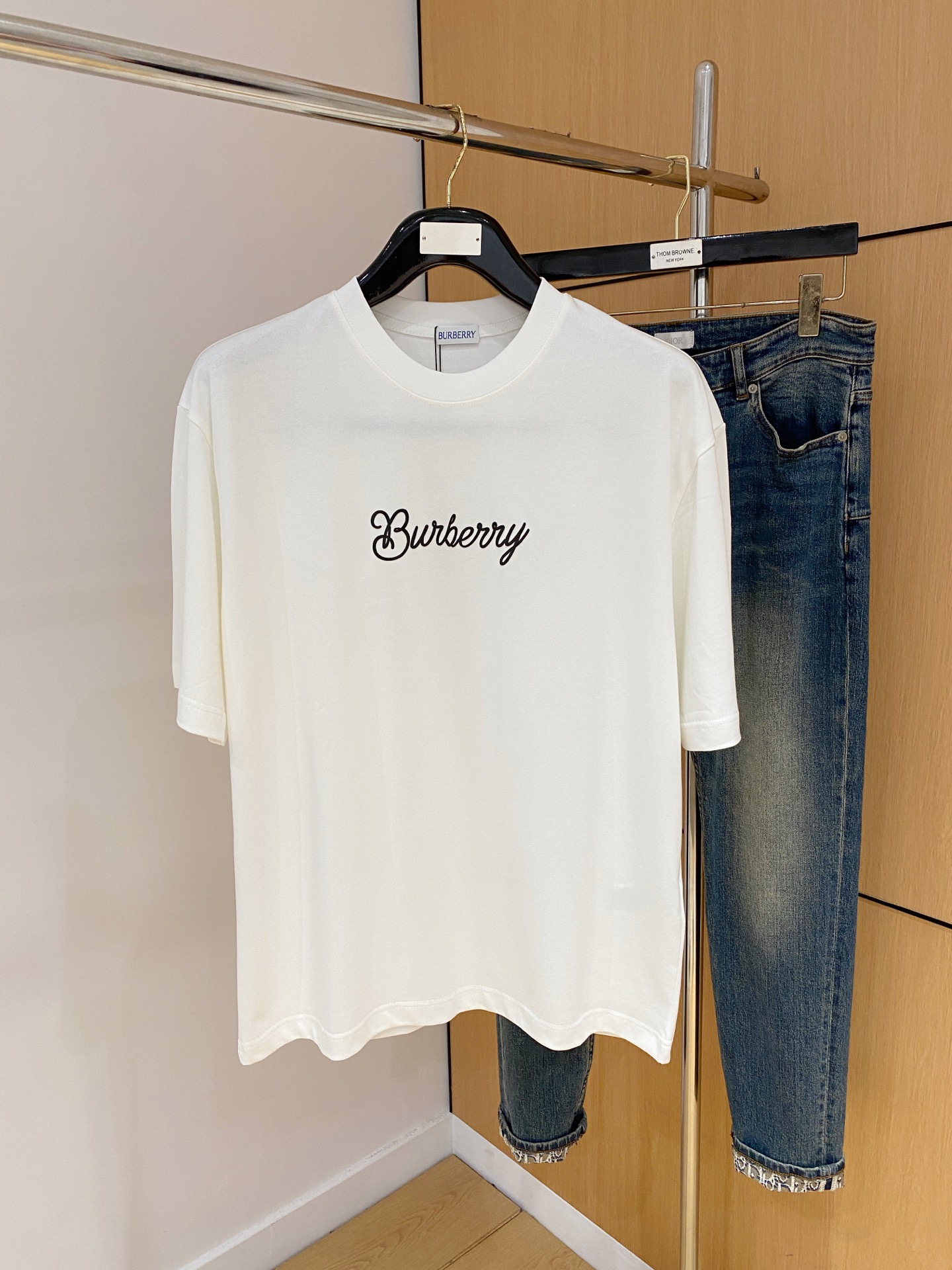 NO:451898,Ss Burberry pure cotton latest fabric classic logo pattern logo fashionable simple trendy short sleeves, top quality counter original single short sleeves, top production craft imported fabrics, unique design of counter style, using imported high-end customized fabrics. The official website is on sale!  Excellent fabric fit, size..Black and white M-2XL, burberry, T-shirt, alexander wang19860909ss巴宝莉纯棉最新面料经典标识图案logo时尚简约潮流短袖,最顶级的品质专柜原单短袖,顶级制作工艺进口面料,专柜款独特设计,采用进口高端订制面料.官网在售！面料版型超赞 码数..黑白色 M-2XL,,burberry,T-shirt,alexander wang,Men's clothing