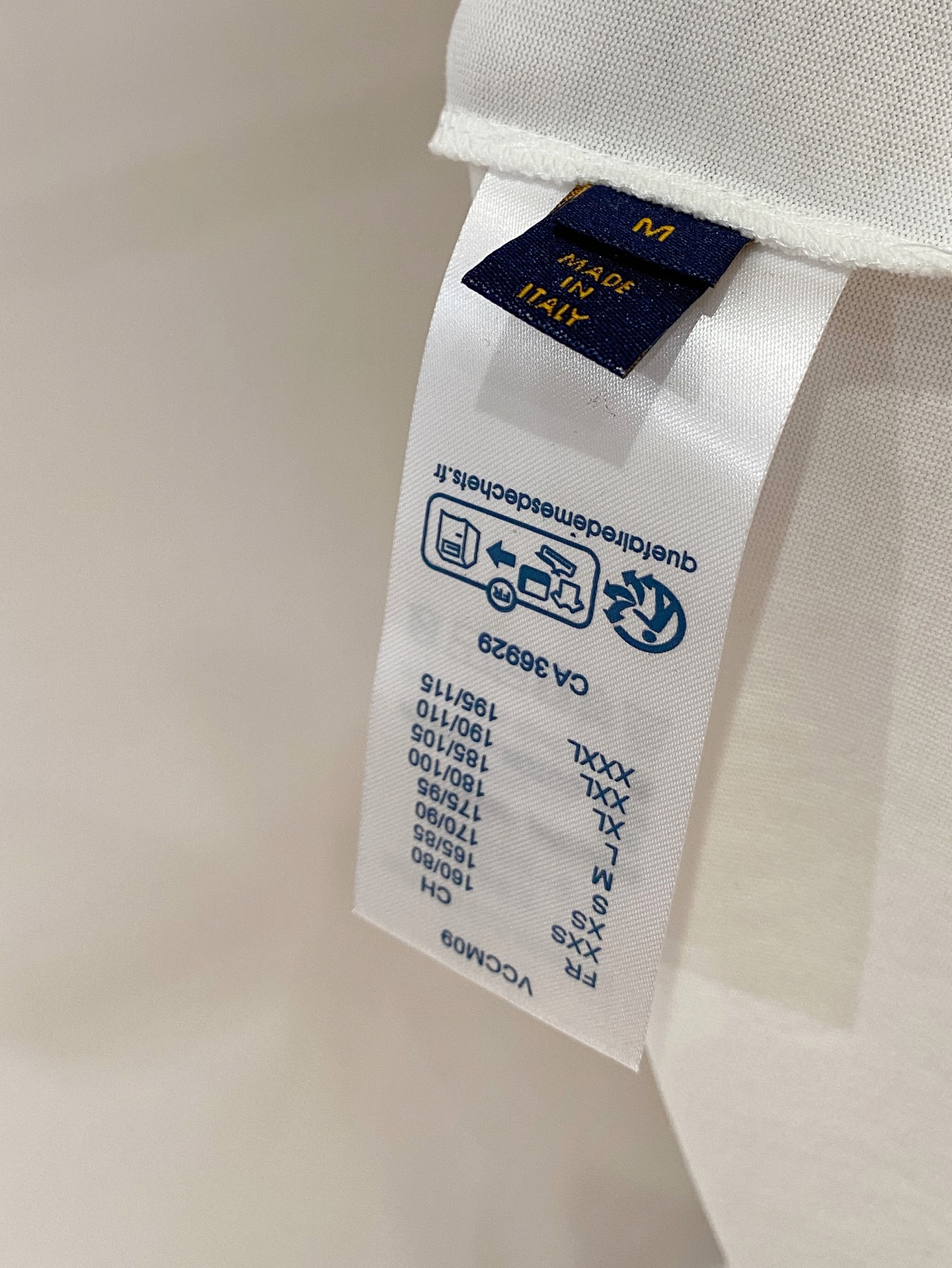 ssLV纯棉最新面料经典标识图案logo时尚简约潮流短袖，最顶级的品质专柜原单短袖，顶级制作工艺进口面料