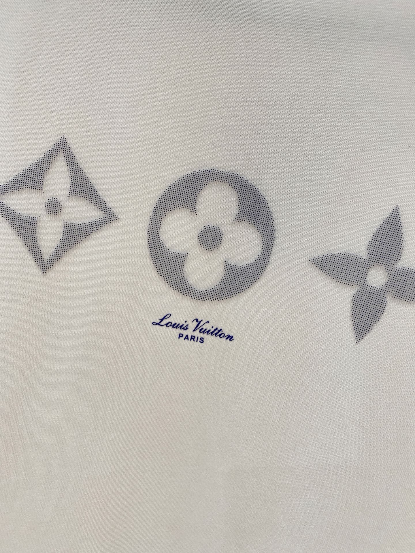 ssLV纯棉最新面料经典标识图案logo时尚简约潮流短袖，最顶级的品质专柜原单短袖，顶级制作工艺进口面料