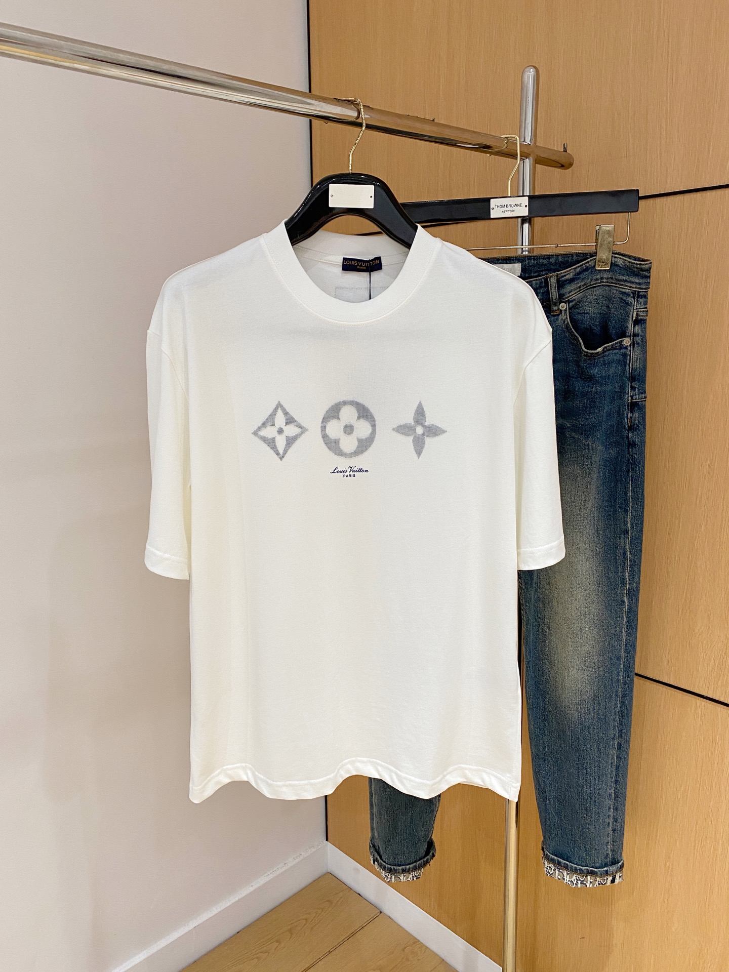 NO:451901,The latest ssLV pure cotton fabric, classic logo, logo, fashionable, simple and trendy short sleeves, the top quality counter original single short sleeves, the top production process imported fabric, the unique design of the counter model, using imported high-end customized fabrics. The official website is on sale!  Fabric style, size..Black and white M-2XL,,louis vuitton,T-shirt,alexander wang19860909ssLV纯棉最新面料经典标识图案logo时尚简约潮流短袖,最顶级的品质专柜原单短袖,顶级制作工艺进口面料,专柜款独特设计,采用进口高端订制面料.官网在售！面料版型超赞 码数..黑白色 M-2XL,,louis vuitton,T-shirt,alexander wang,Men's clothing