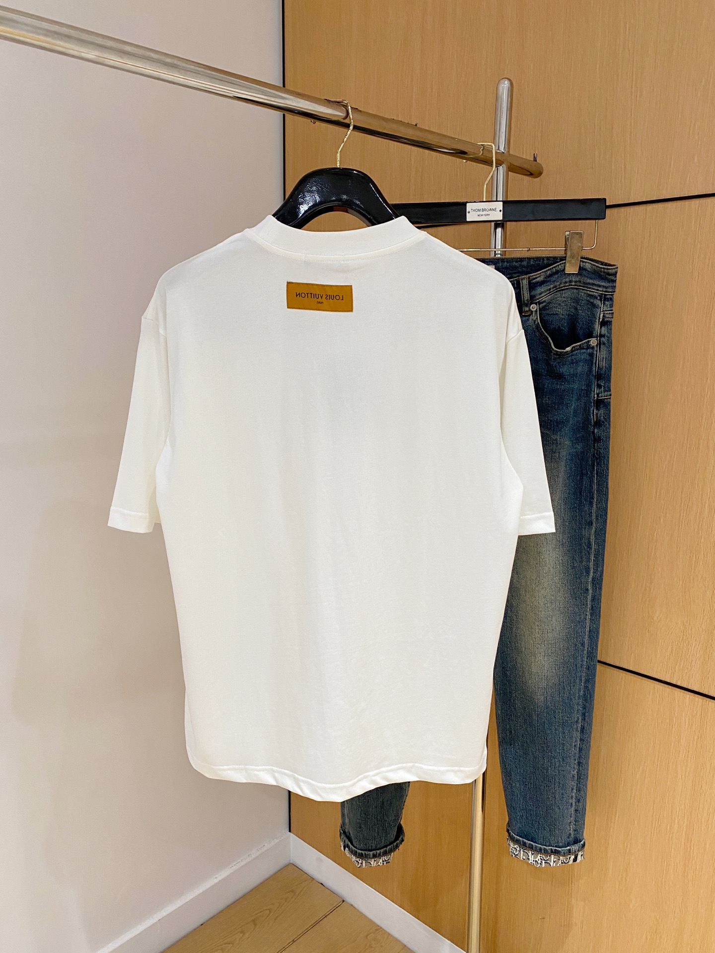 ssLV纯棉最新面料经典标识图案logo时尚简约潮流短袖，最顶级的品质专柜原单短袖，顶级制作工艺进口面料