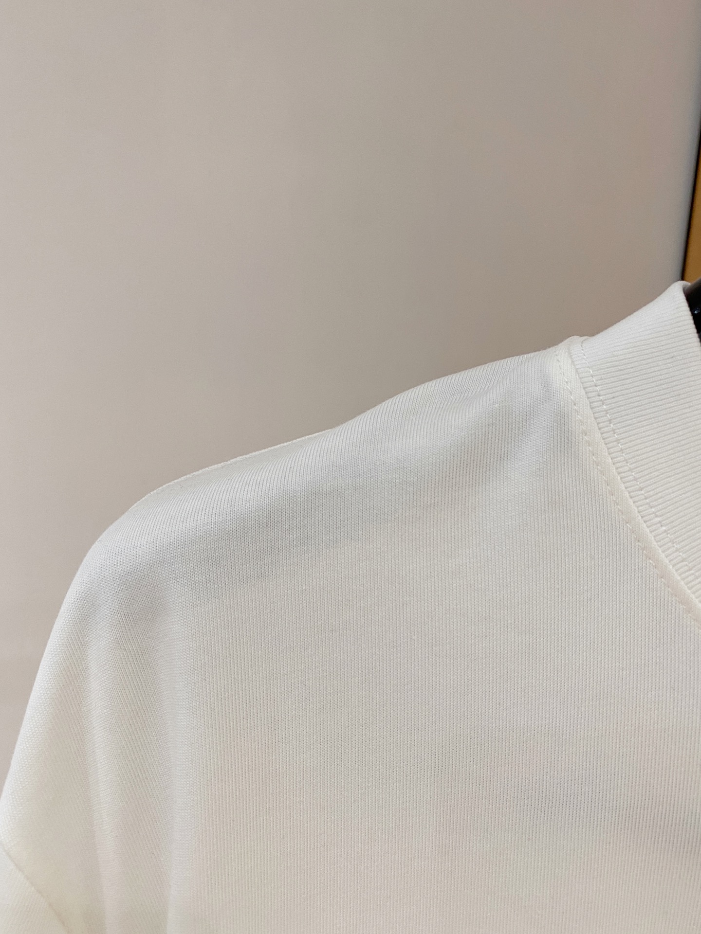 ssLV纯棉最新面料经典标识图案logo时尚简约潮流短袖，最顶级的品质专柜原单短袖，顶级制作工艺进口面料