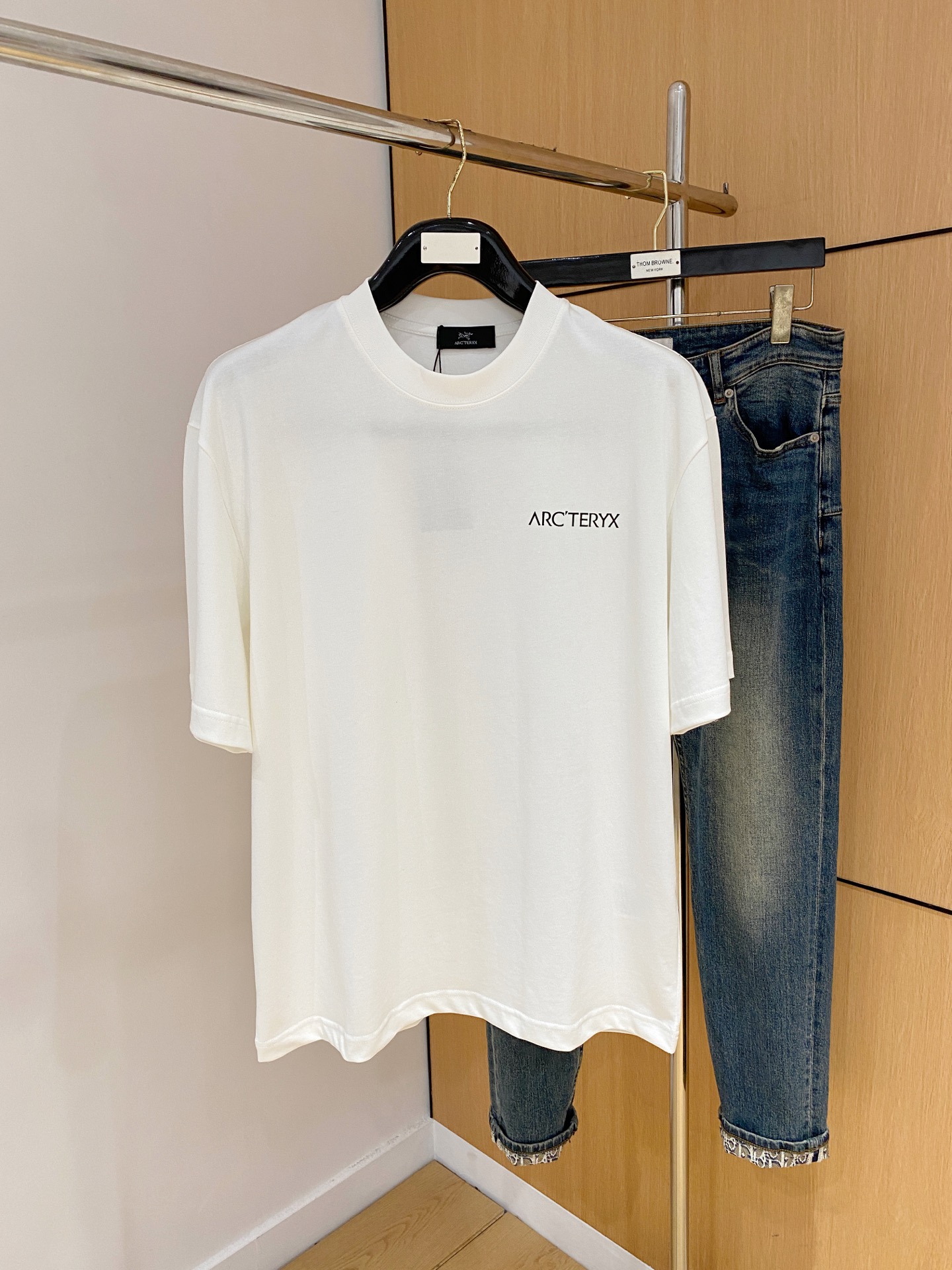 NO:451905,The latest fabric of Ss Archaeoptera pure cotton, classic logo, logo, fashionable, simple and trendy short sleeves, the top quality counter original single short sleeves, the top production process imported fabric, the unique design of the counter model, using imported high-end customized fabrics. The official website is on sale!  Fabric style, size..Black and white M-2XL,arc'teryx,T-shirt,alexander wang19860909ss始祖鸟纯棉最新面料经典标识图案logo时尚简约潮流短袖,最顶级的品质专柜原单短袖,顶级制作工艺进口面料,专柜款独特设计,采用进口高端订制面料.官网在售！面料版型超赞 码数..黑白色 M-2XL,arc'teryx,T-shirt,alexander wang,Men's clothing