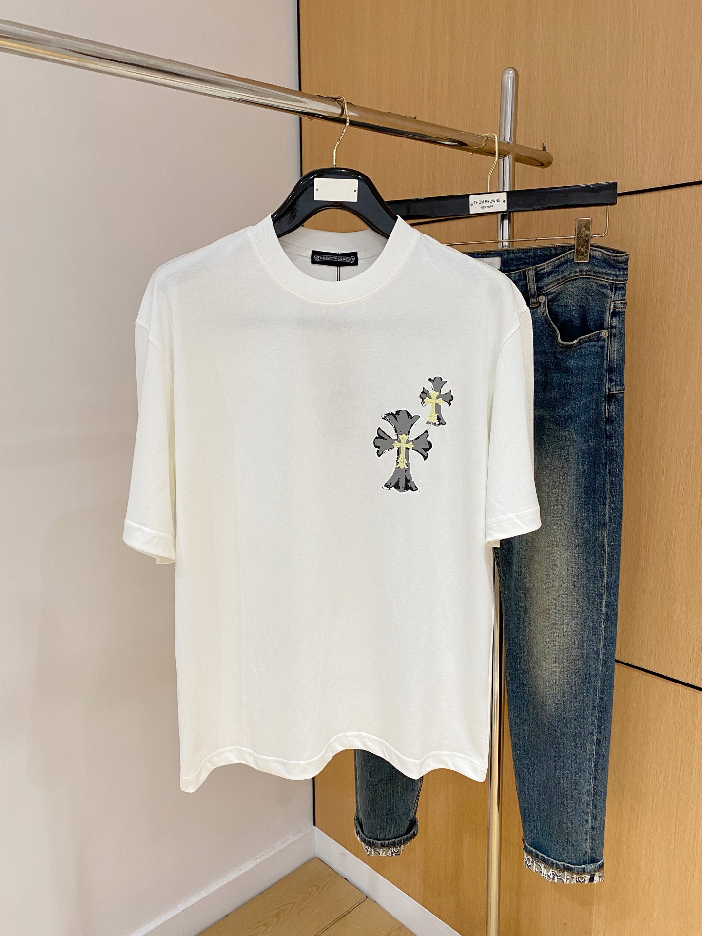 NO:451909,Ss Croxin Pure Cotton’s latest fabric, classic logo, logo, fashionable, simple and trendy short sleeves, the top quality counter original single short sleeves, top-level production craft imported fabrics, unique design of the counter model, using imported high-end customized fabrics. The official website is on sale!  Excellent fabric fit, size..Black and white M-2XL,,chrome hearts,T-shirt,alexander wang19860909ss克罗心纯棉最新面料经典标识图案logo时尚简约潮流短袖,最顶级的品质专柜原单短袖,顶级制作工艺进口面料,专柜款独特设计,采用进口高端订制面料.官网在售！面料版型超赞 码数..黑白色 M-2XL,,chrome hearts,T-shirt,alexander wang,Men's clothing