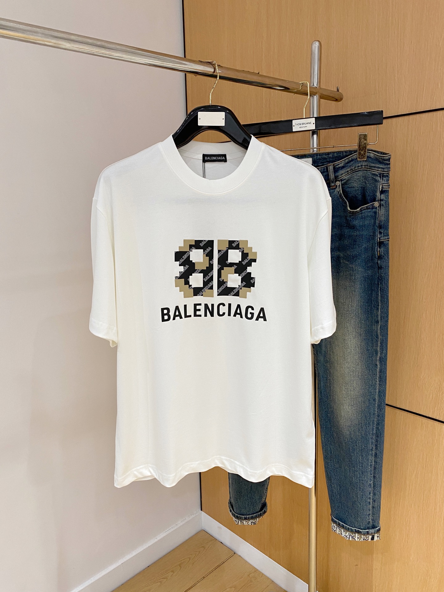 NO:451913,Ss Balenciaga pure cotton latest fabric, classic logo, logo, fashionable, simple and trendy short sleeves, the top quality counter original single short sleeves, top production craft imported fabrics, unique design of the counter model, using imported high-end customized fabrics. The official website is on sale!  Excellent fabric fit, size..Black and white M-2XL,,balenciaga,T-shirt,alexander wang19860909ss巴黎世家纯棉最新面料经典标识图案logo时尚简约潮流短袖,最顶级的品质专柜原单短袖,顶级制作工艺进口面料,专柜款独特设计,采用进口高端订制面料.官网在售！面料版型超赞 码数..黑白色 M-2XL,,balenciaga,T-shirt,alexander wang,Men's clothing