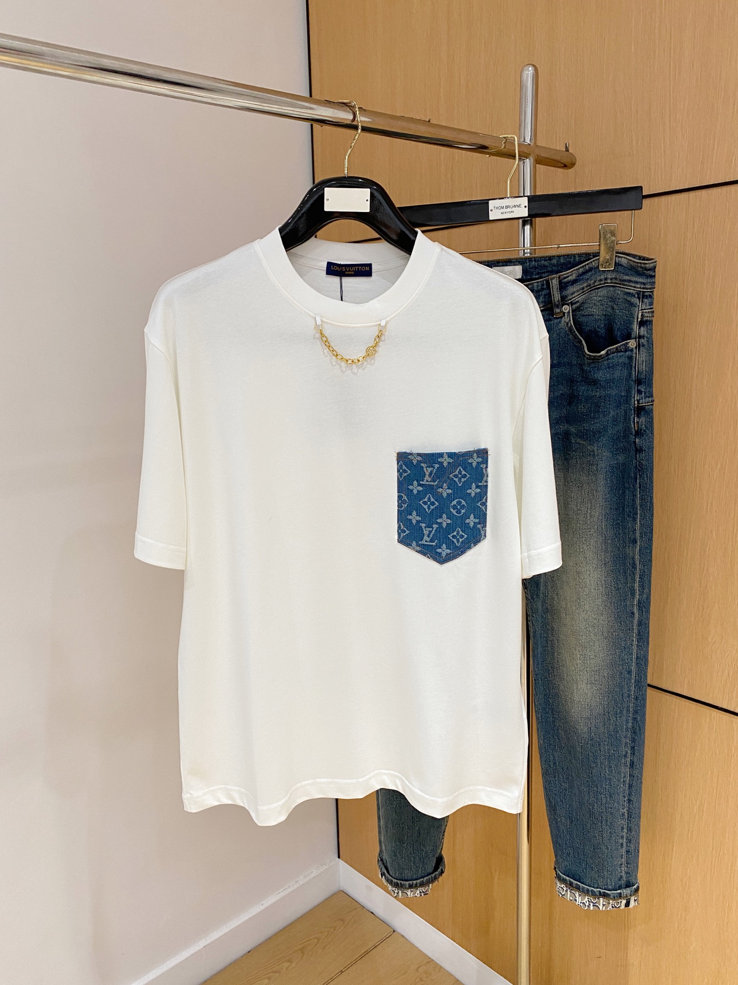 NO:485917,The latest ssLV pure cotton fabric, classic logo, logo, fashionable, simple and trendy short sleeves, the top quality counter original single short sleeves, the top production process imported fabric, the unique design of the counter model, using imported high-end customized fabrics. The official website is on sale!  Excellent fabric size..Black and white M-3XL,,louis vuitton,T-shirt,alexander wang19860909ssLV纯棉最新面料经典标识图案logo时尚简约潮流短袖,最顶级的品质专柜原单短袖,顶级制作工艺进口面料,专柜款独特设计,采用进口高端订制面料.官网在售！面料版型超赞 码数..黑白色 M-3XL,,louis vuitton,T-shirt,alexander wang,Men's clothing