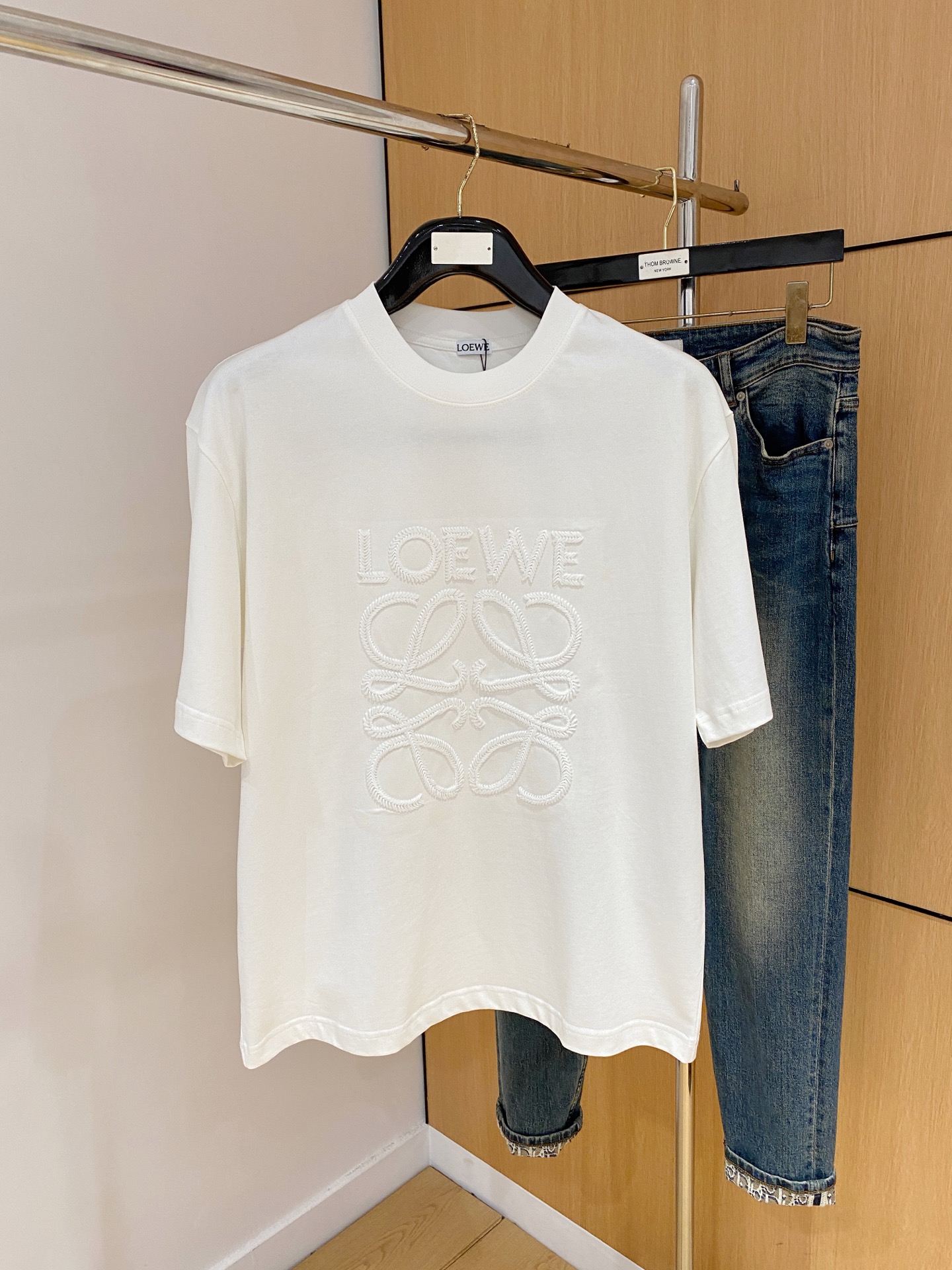 NO:485905,Ss Luo Yiwei pure cotton latest fabric, classic logo, logo, fashionable, simple and trendy short sleeves, the top quality counter original single short sleeves, top production craft imported fabrics, unique design of the counter model, using imported high-end customized fabrics. The official website is on sale!  Excellent fabric fit, size..Black and white M-3XL,,loewe,T-shirt,alexander wang19860909ss罗意威纯棉最新面料经典标识图案logo时尚简约潮流短袖,最顶级的品质专柜原单短袖,顶级制作工艺进口面料,专柜款独特设计,采用进口高端订制面料.官网在售！面料版型超赞 码数..黑白色 M-3XL,,loewe,T-shirt,alexander wang,Men's clothing