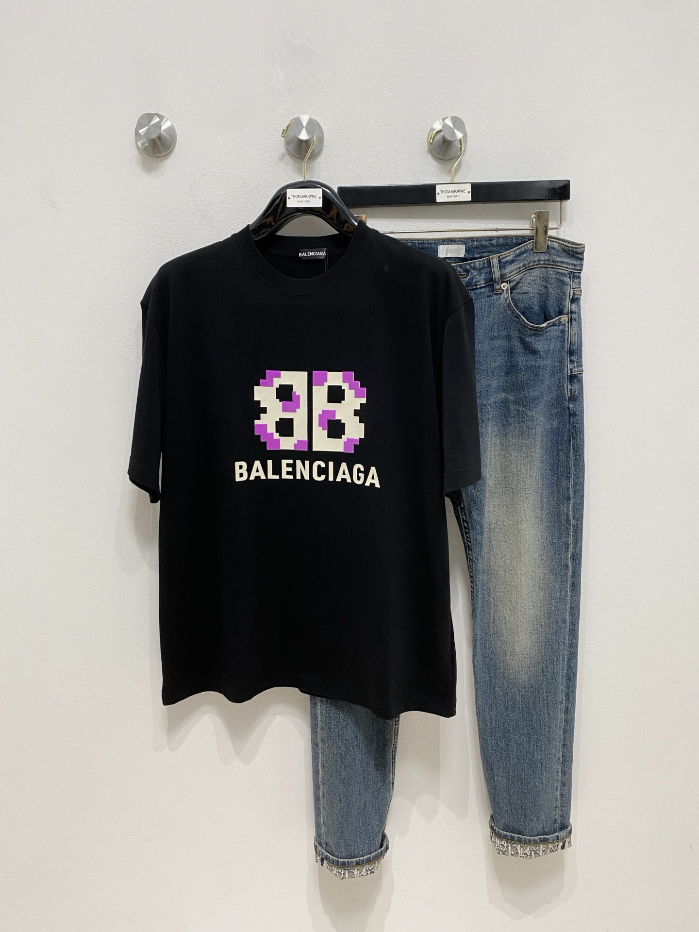 NO:510143,Ss Balenciaga pure cotton latest fabric, classic logo, logo, fashionable, simple and trendy short sleeves, the top quality counter original single short sleeves, top production craft imported fabrics, unique design of the counter model, using imported high-end customized fabrics. The official website is on sale!  Excellent fabric fit, size..Black and white M-2XL,,balenciaga,T-shirt,alexander wang19860909ss巴黎世家纯棉最新面料经典标识图案logo时尚简约潮流短袖,最顶级的品质专柜原单短袖,顶级制作工艺进口面料,专柜款独特设计,采用进口高端订制面料.官网在售！面料版型超赞 码数..黑白色 M-2XL,,balenciaga,T-shirt,alexander wang,Men's clothing