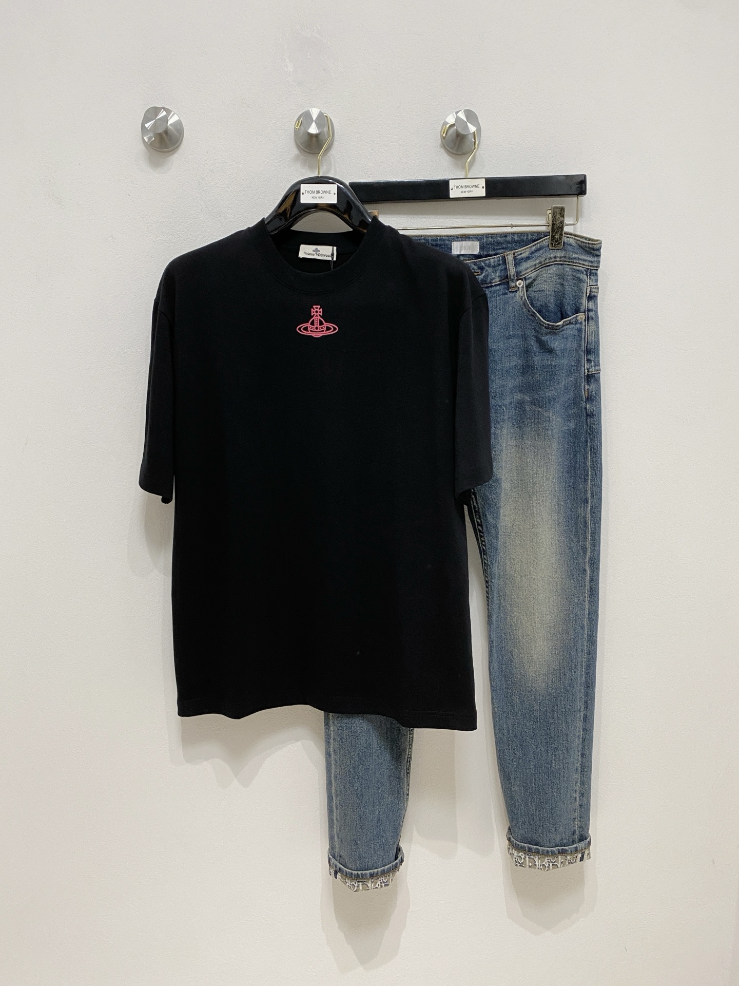 NO:510132,The latest fabric of the Queen Mother of Ss, the classic logo pattern logo, fashionable simple trendy short sleeves, the top quality counter original single short sleeves, the top production process imported fabric, the unique design of the counter model, using imported high-end customized fabrics. The official website is on sale!  Excellent fabric fit, size..Black and white M-2XL,,T-shirt,alexander wang19860909ss西太后纯棉最新面料经典标识图案logo时尚简约潮流短袖,最顶级的品质专柜原单短袖,顶级制作工艺进口面料,专柜款独特设计,采用进口高端订制面料.官网在售！面料版型超赞 码数..黑白色 M-2XL,,T-shirt,alexander wang,Men's clothing