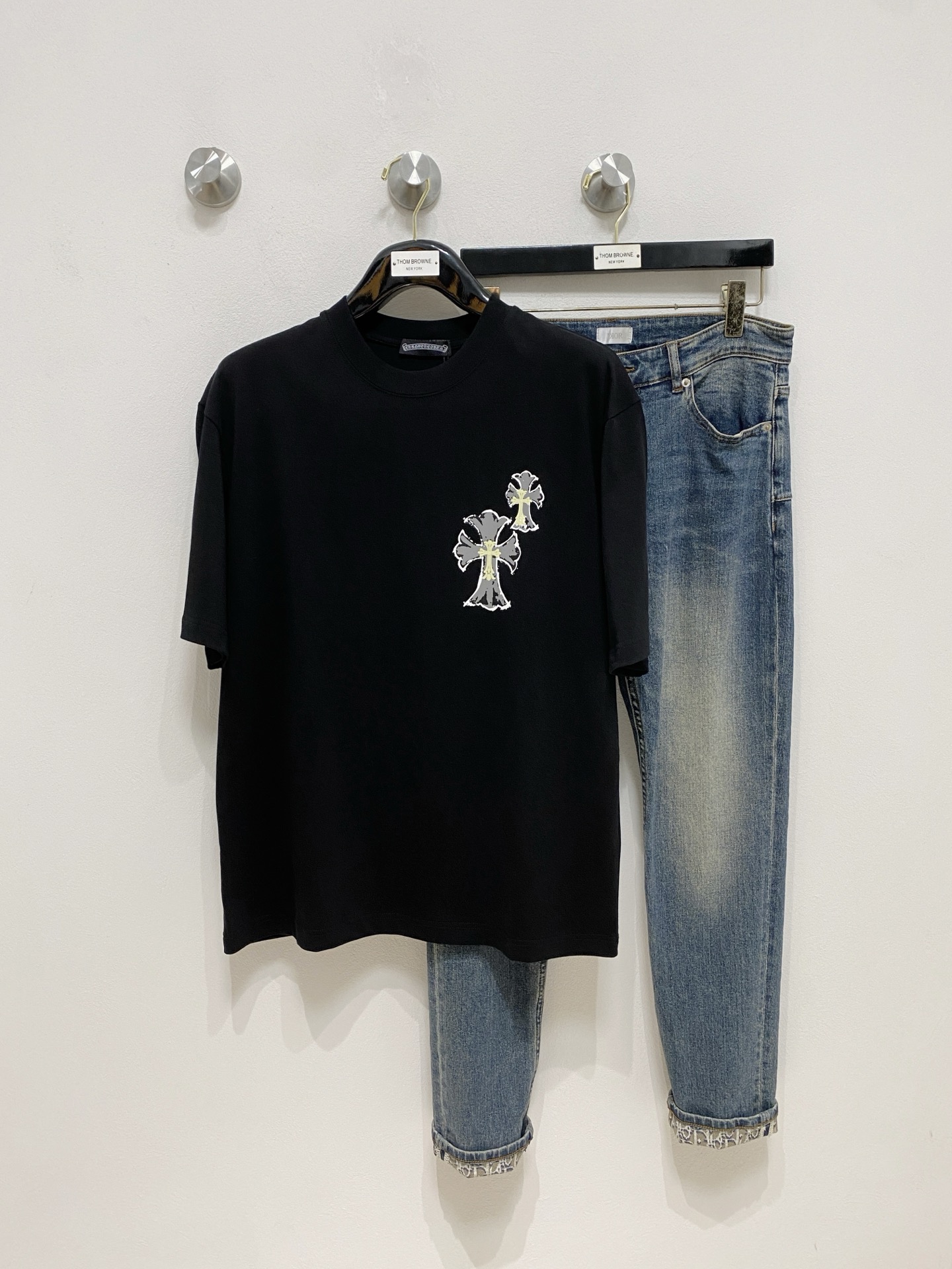 NO:510142,Ss Croxin Pure Cotton’s latest fabric, classic logo, logo, fashionable, simple and trendy short sleeves, the top quality counter original single short sleeves, top-level production craft imported fabrics, unique design of the counter model, using imported high-end customized fabrics. The official website is on sale!  Excellent fabric fit, size..Black and white M-2XL,,chrome hearts,T-shirt,alexander wang19860909ss克罗心纯棉最新面料经典标识图案logo时尚简约潮流短袖,最顶级的品质专柜原单短袖,顶级制作工艺进口面料,专柜款独特设计,采用进口高端订制面料.官网在售！面料版型超赞 码数..黑白色 M-2XL,,chrome hearts,T-shirt,alexander wang,Men's clothing