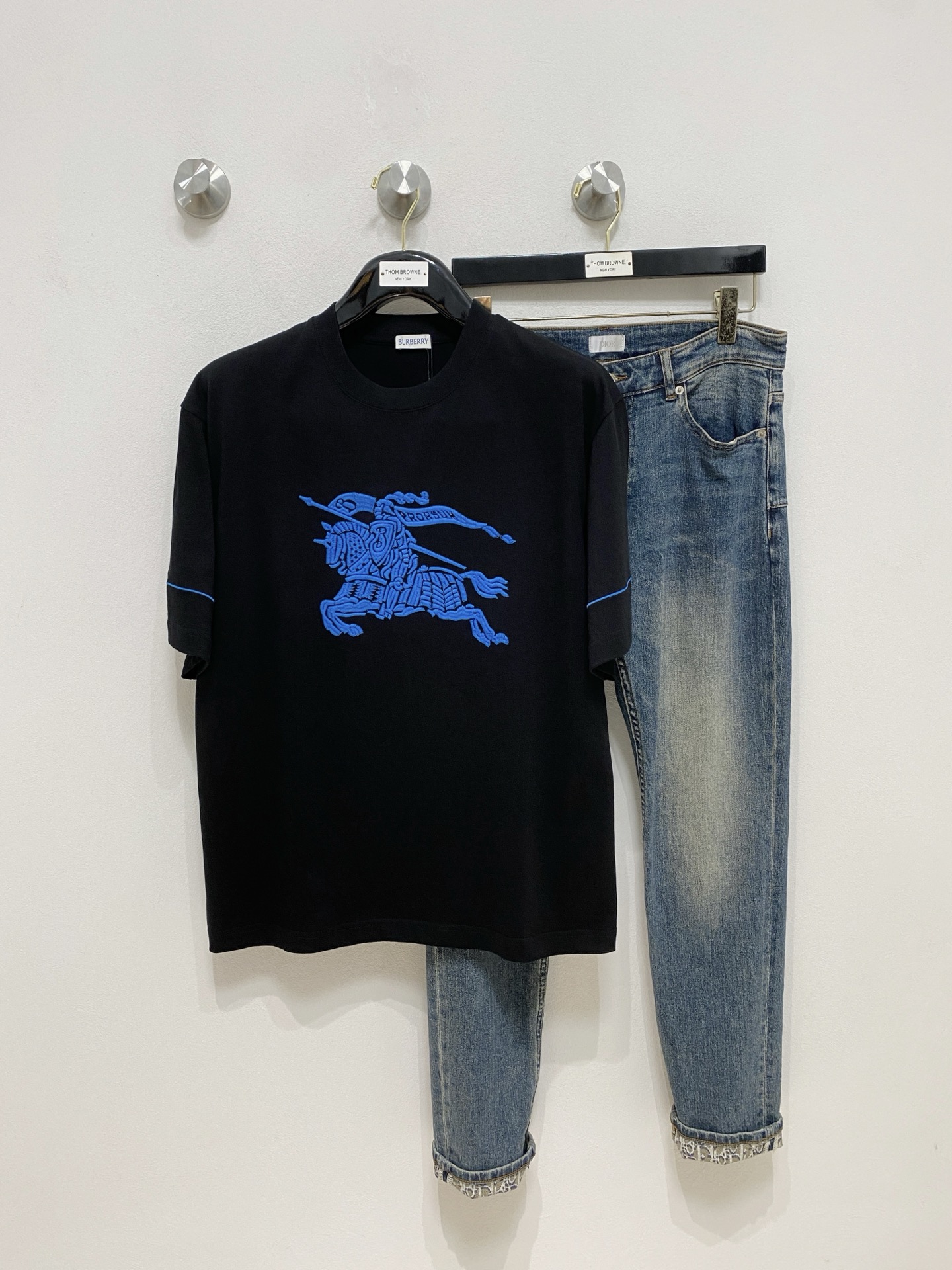 NO:510130,Ss Burberry pure cotton latest fabric classic logo pattern logo fashionable simple trendy short sleeves, top quality counter original single short sleeves, top production craft imported fabrics, unique design of counter style, using imported high-end customized fabrics. The official website is on sale!  Excellent fabric fit, size..Black and white M-2XL, burberry, T-shirt, alexander wang19860909ss巴宝莉纯棉最新面料经典标识图案logo时尚简约潮流短袖,最顶级的品质专柜原单短袖,顶级制作工艺进口面料,专柜款独特设计,采用进口高端订制面料.官网在售！面料版型超赞 码数..黑白色 M-2XL,,burberry,T-shirt,alexander wang,Men's clothing