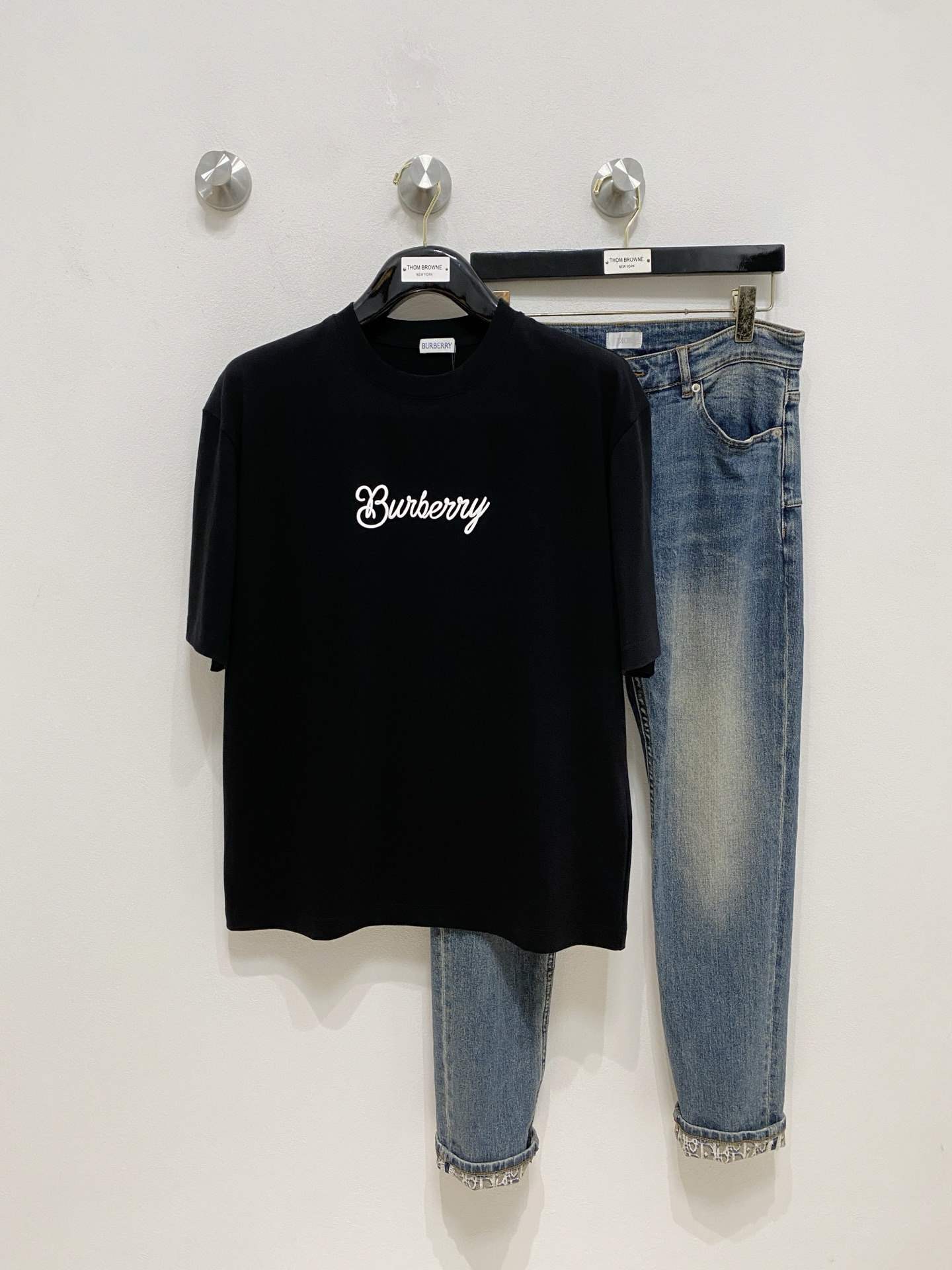 NO:510138,Ss Burberry pure cotton latest fabric classic logo pattern logo fashionable simple trendy short sleeves, top quality counter original single short sleeves, top production craft imported fabrics, unique design of counter style, using imported high-end customized fabrics. The official website is on sale!  Excellent fabric fit, size..Black and white M-2XL, burberry, T-shirt, alexander wang19860909ss巴宝莉纯棉最新面料经典标识图案logo时尚简约潮流短袖,最顶级的品质专柜原单短袖,顶级制作工艺进口面料,专柜款独特设计,采用进口高端订制面料.官网在售！面料版型超赞 码数..黑白色 M-2XL,,burberry,T-shirt,alexander wang,Men's clothing