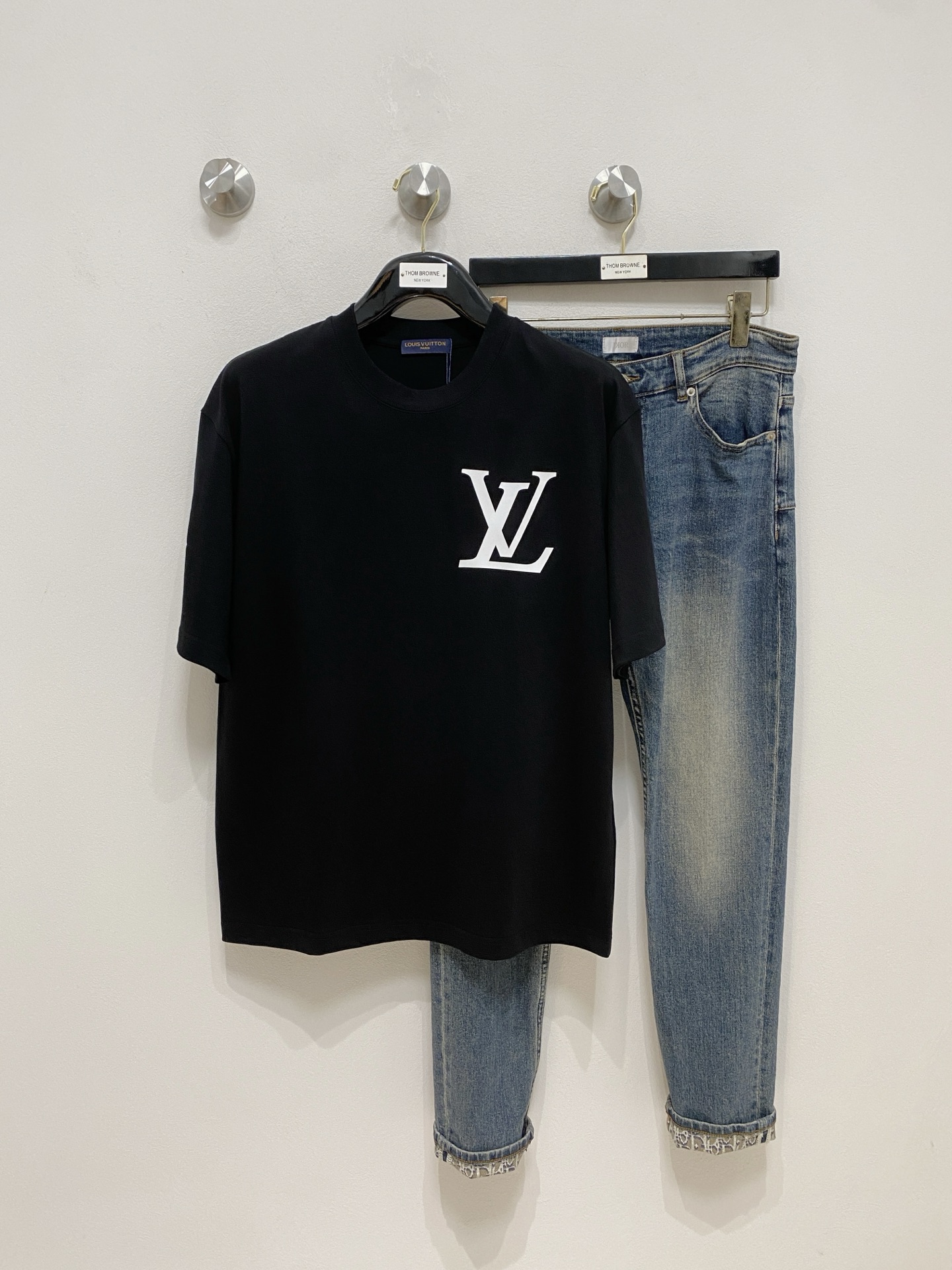 NO:510136,The latest ssLV pure cotton fabric, classic logo, logo, fashionable, simple and trendy short sleeves, the top quality counter original single short sleeves, the top production process imported fabric, the unique design of the counter model, using imported high-end customized fabrics. The official website is on sale!  Fabric style, size..Black and white M-2XL,,louis vuitton,T-shirt,alexander wang19860909ssLV纯棉最新面料经典标识图案logo时尚简约潮流短袖,最顶级的品质专柜原单短袖,顶级制作工艺进口面料,专柜款独特设计,采用进口高端订制面料.官网在售！面料版型超赞 码数..黑白色 M-2XL,,louis vuitton,T-shirt,alexander wang,Men's clothing