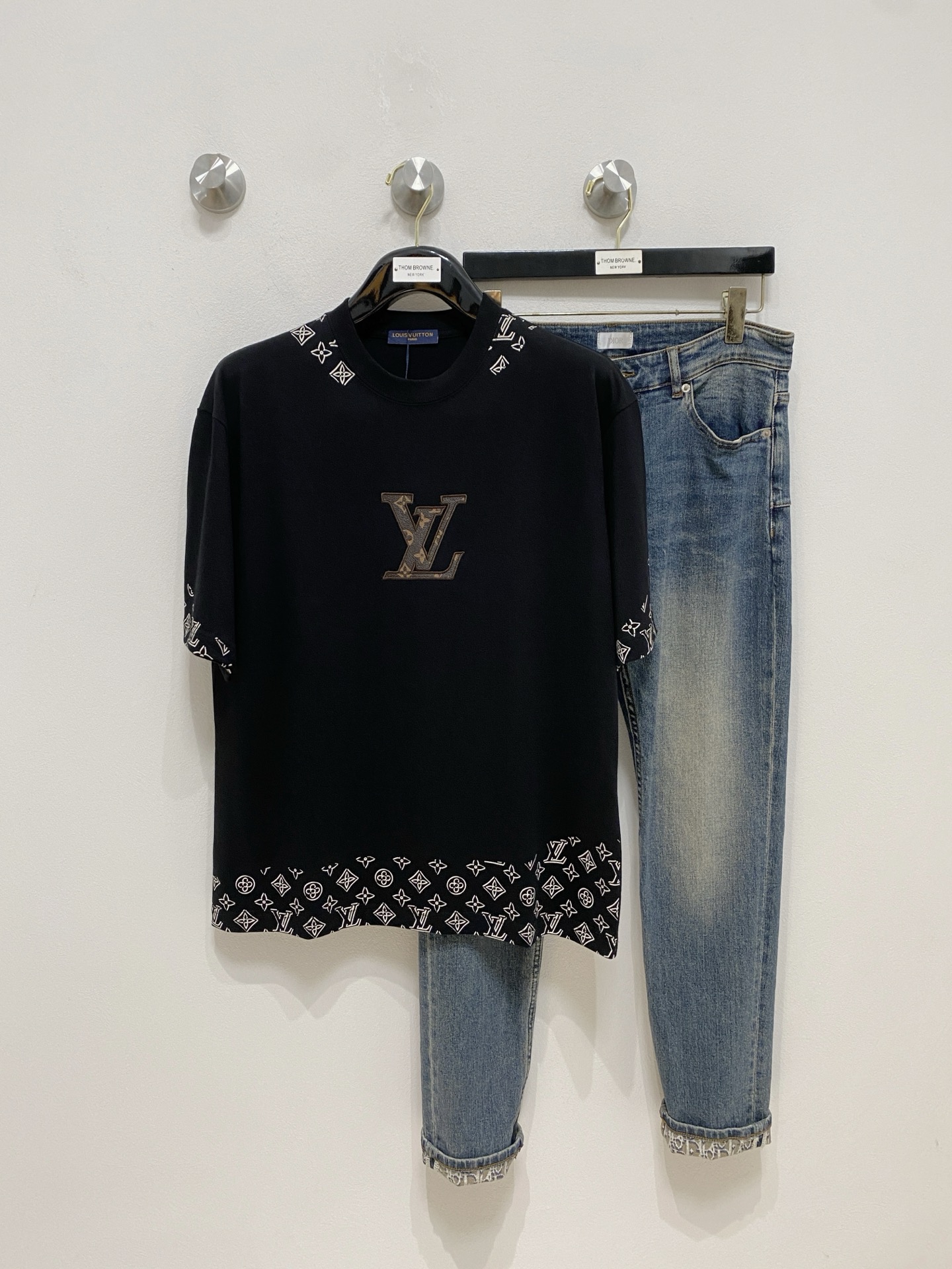 NO:510128,The latest ssLV pure cotton fabric, classic logo, logo, fashionable, simple and trendy short sleeves, the top quality counter original single short sleeves, the top production process imported fabric, the unique design of the counter model, using imported high-end customized fabrics. The official website is on sale!  Fabric style, size..Black and white M-2XL,,louis vuitton,T-shirt,alexander wang19860909ssLV纯棉最新面料经典标识图案logo时尚简约潮流短袖,最顶级的品质专柜原单短袖,顶级制作工艺进口面料,专柜款独特设计,采用进口高端订制面料.官网在售！面料版型超赞 码数..黑白色 M-2XL,,louis vuitton,T-shirt,alexander wang,Men's clothing