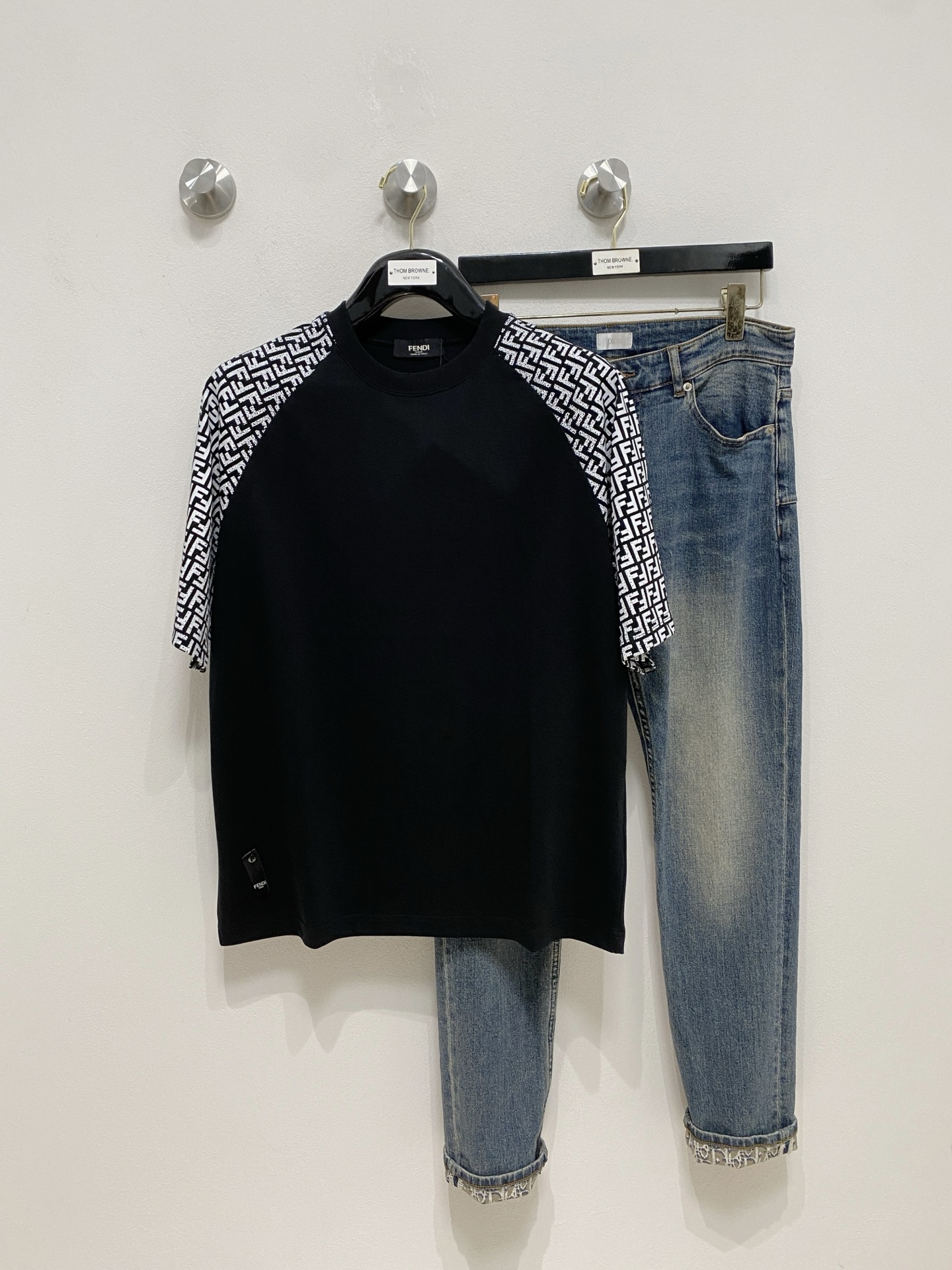 NO:510126,Ss Fendi pure cotton latest fabric classic logo pattern logo fashionable simple trendy short sleeves, top quality counter original single short sleeves, top production craft imported fabrics, unique design of counter style, using imported high-end customized fabrics. The official website is on sale!  Excellent fabric pattern, size..Black and white M-2XL,,fendi,T-shirt,alexander wang19860909ss芬迪纯棉最新面料经典标识图案logo时尚简约潮流短袖,最顶级的品质专柜原单短袖,顶级制作工艺进口面料,专柜款独特设计,采用进口高端订制面料.官网在售！面料版型超赞 码数..黑白色 M-2XL,,fendi,T-shirt,alexander wang,Men's clothing