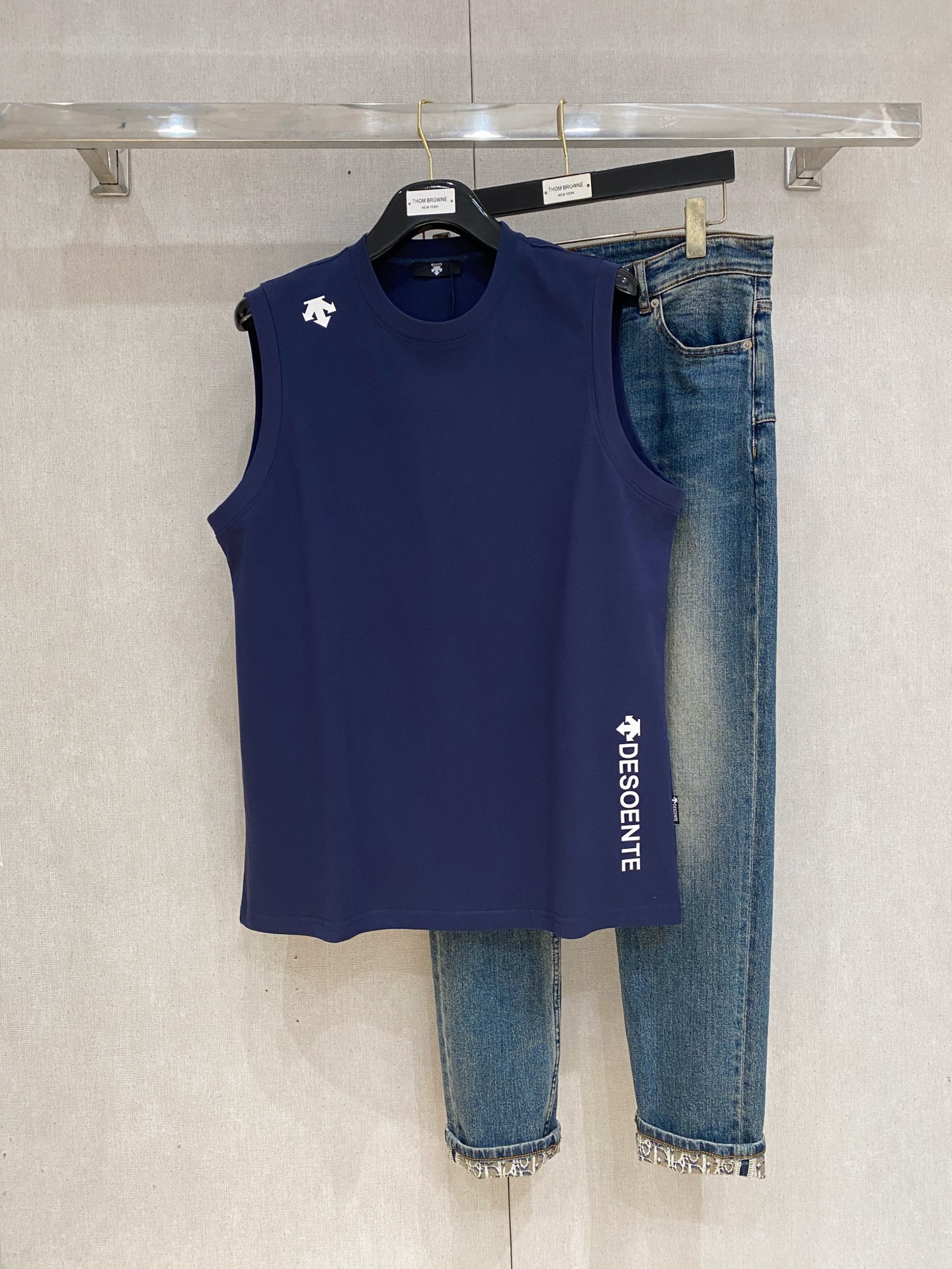 P迪桑特25ss新款背心 领口和袖口增强螺纹不易变形🫠 领口包条螺纹、领脚标识logo侧麦！面料经洗水处