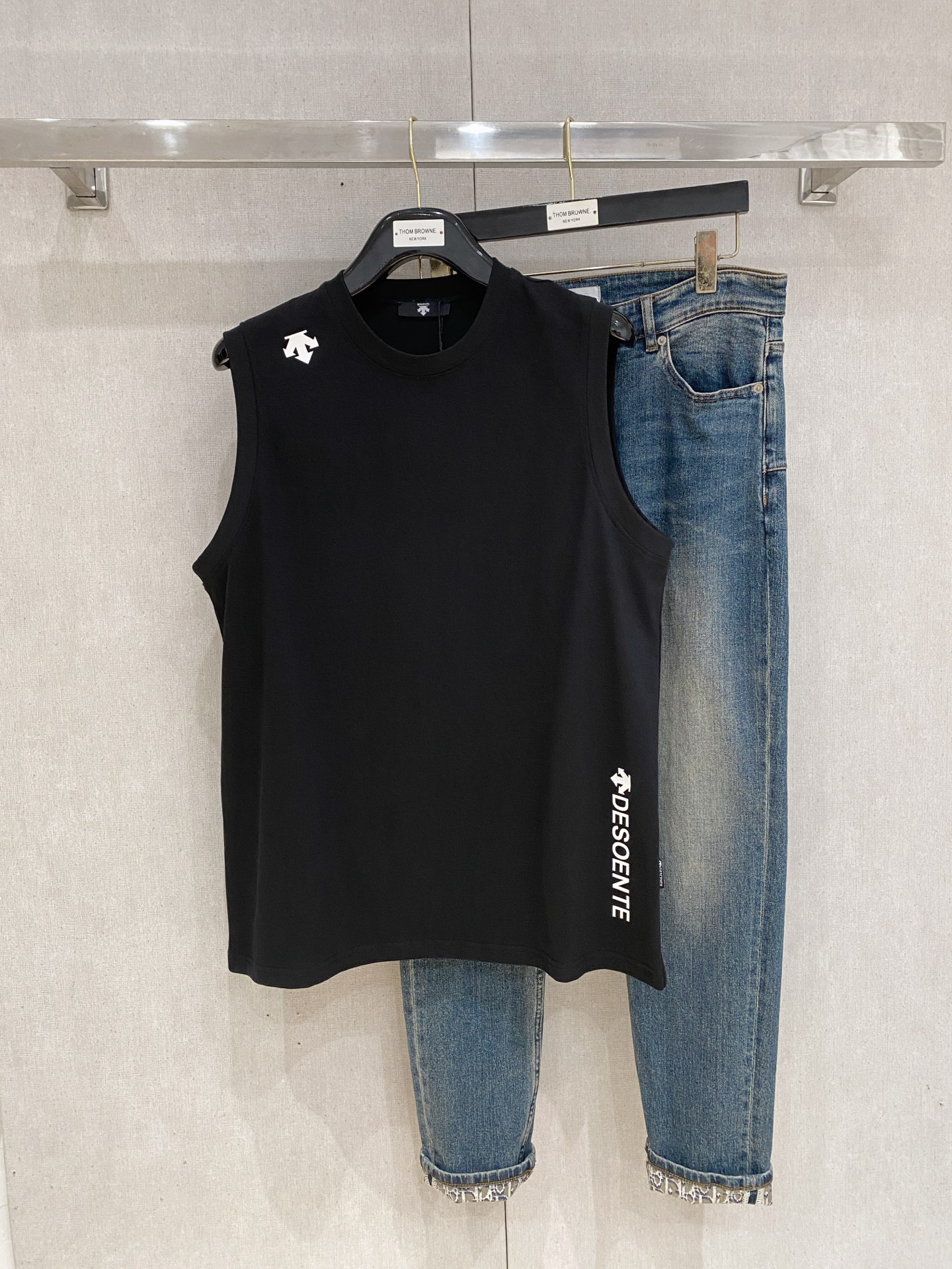 P迪桑特25ss新款背心 领口和袖口增强螺纹不易变形🫠 领口包条螺纹、领脚标识logo侧麦！面料经洗水处