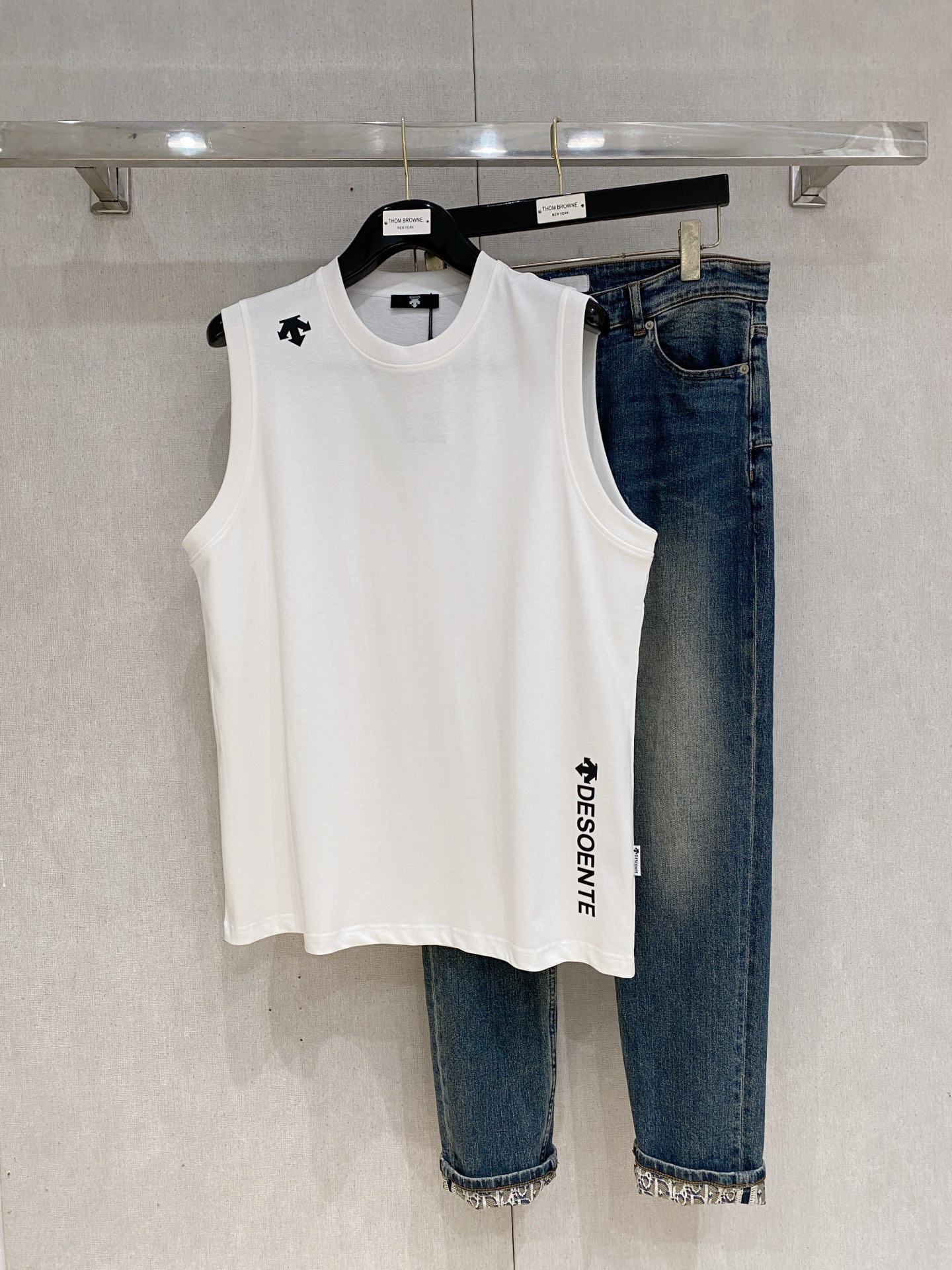 P迪桑特25ss新款背心 领口和袖口增强螺纹不易变形🫠 领口包条螺纹、领脚标识logo侧麦！面料经洗水处