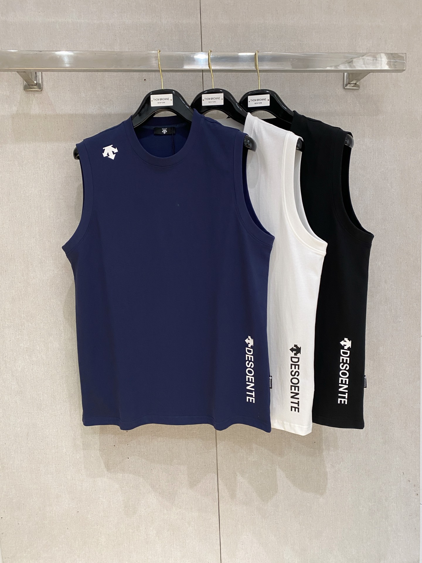 NO:476420,The new DiSant 25ss vest, the neckline and cuff reinforced threads are not easy to deform, the neckline cover threads, the neckline foot logo logo side wheat!  The fabric is washed and has a comfortable feel, skin-friendly and breathable without pilling!  Same model for men and women Size M-3XL, alexander wang19860909迪桑特25ss新款背心 领口和袖口增强螺纹不易变形 领口包条螺纹、领脚标识logo侧麦！面料经洗水处理,手感舒适,亲肤透气不起球！男女同款 尺码M-3XL,,alexander wang,Men's clothing