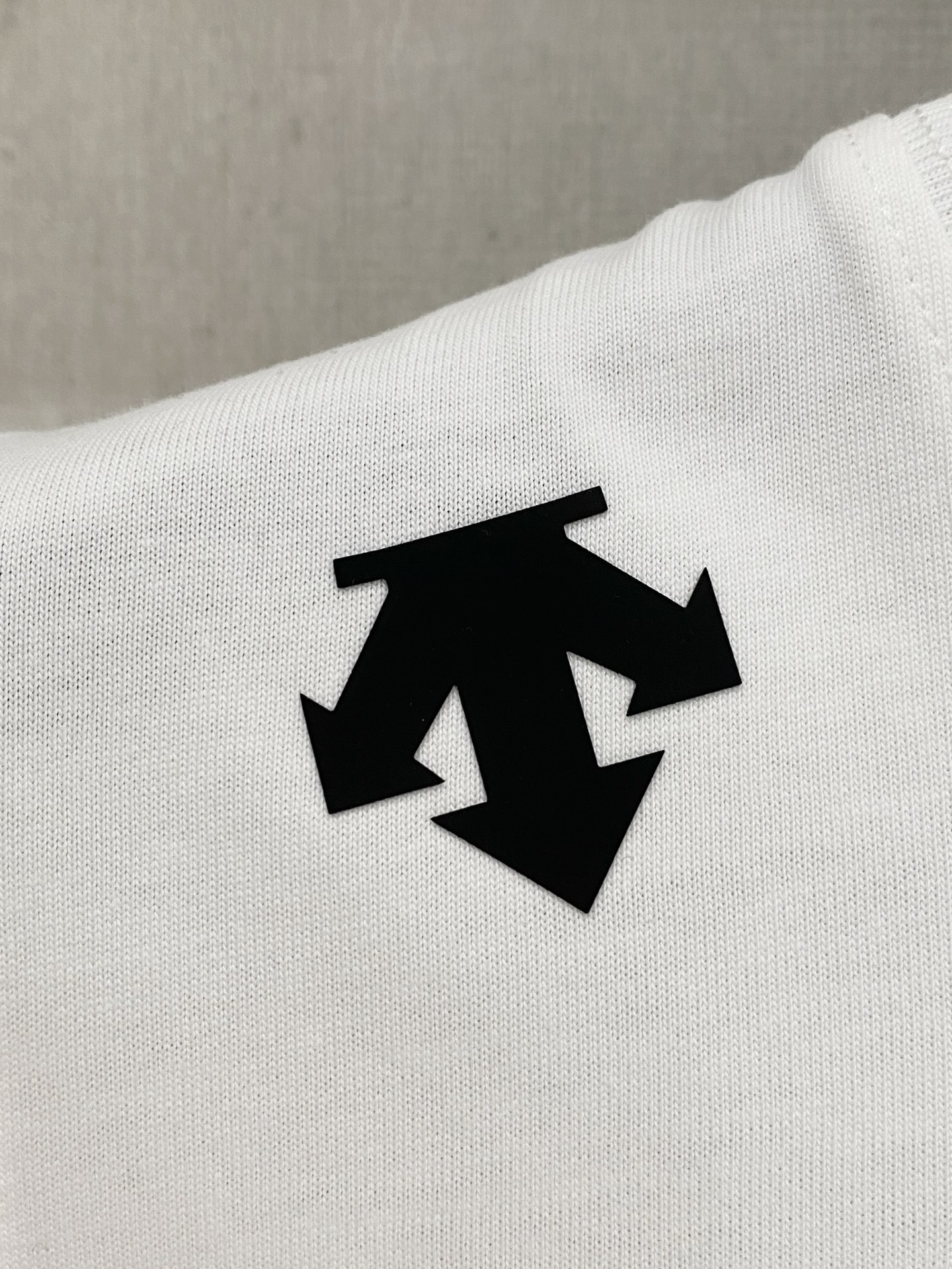 P迪桑特25ss新款背心 领口和袖口增强螺纹不易变形🫠 领口包条螺纹、领脚标识logo侧麦！面料经洗水处