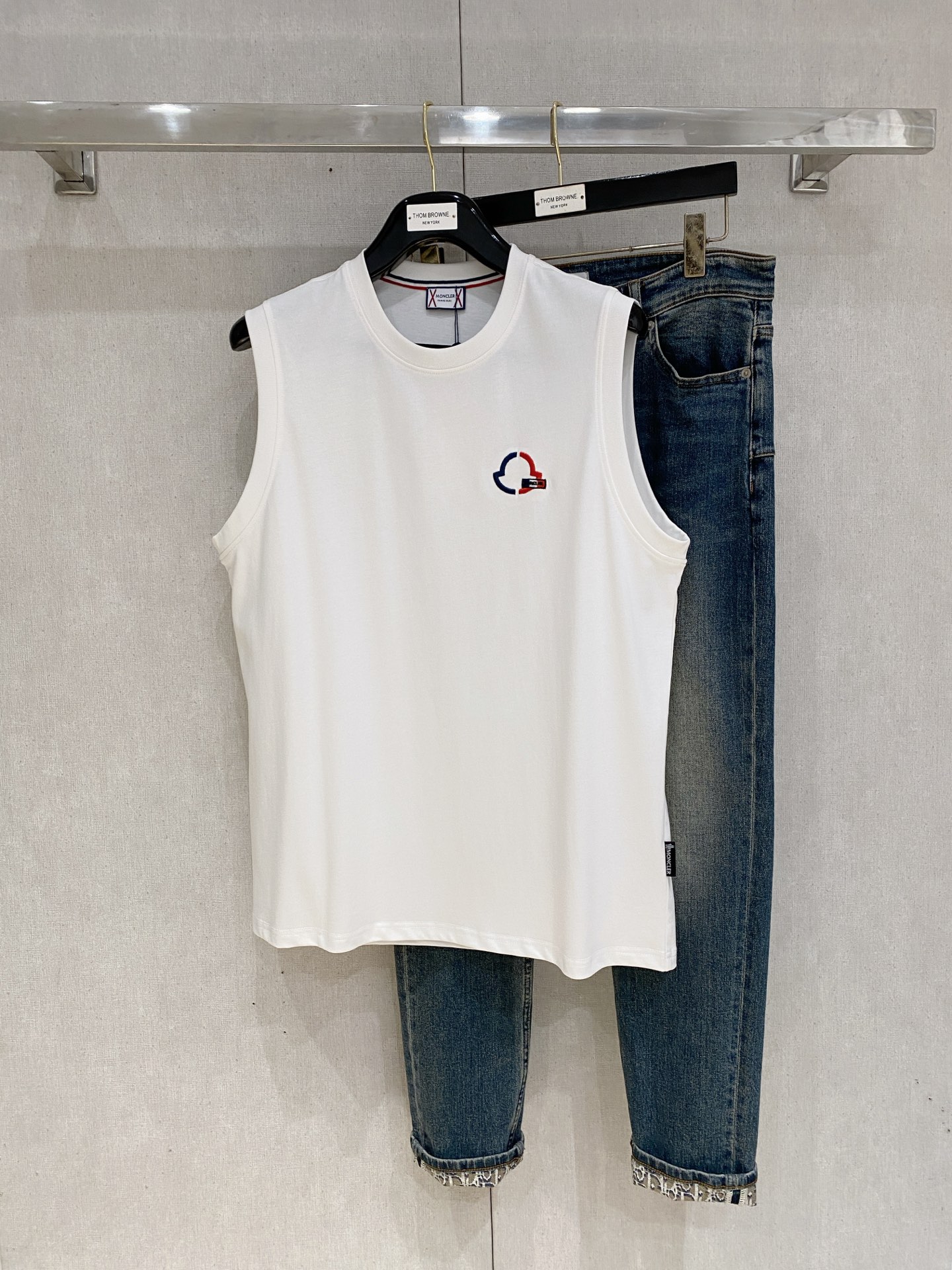 P蒙口25ss新款背心 领口和袖口增强螺纹不易变形🫠 领口包条螺纹、领脚标识logo侧麦！面料经洗水处理