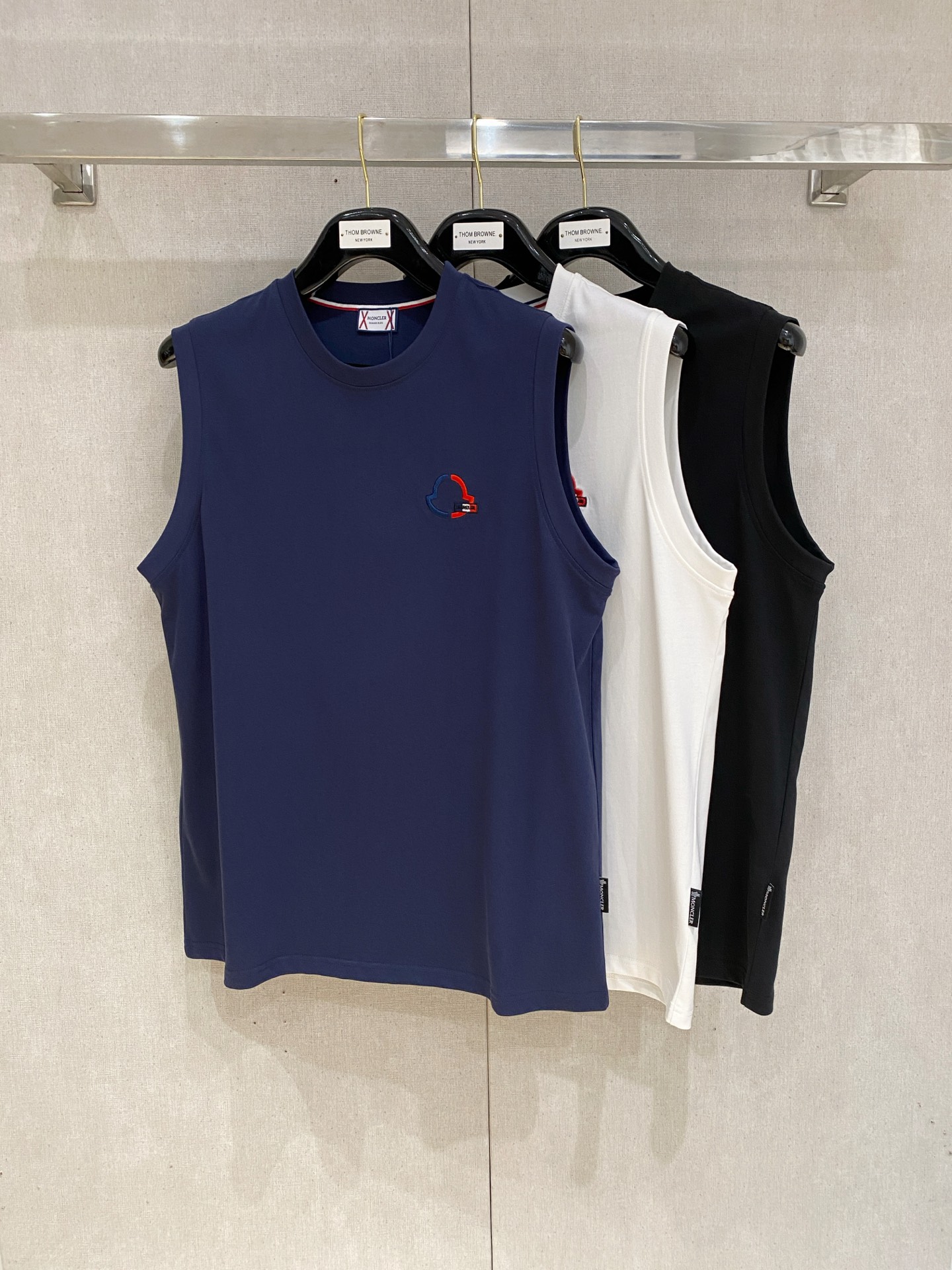 NO:476429,The new vest with 25ss cover, the neckline and cuffs reinforced threads are not easy to deform. The neckline cover threads and neck foot logo logo side wheat!  The fabric is washed and has a comfortable feel, skin-friendly and breathable without pilling!  Same model for men and women Size M-3XL, Moncler, alexander wang19860909蒙口25ss新款背心 领口和袖口增强螺纹不易变形 领口包条螺纹、领脚标识logo侧麦！面料经洗水处理,手感舒适,亲肤透气不起球！男女同款 尺码M-3XL,,Moncler,alexander wang,Men's clothing