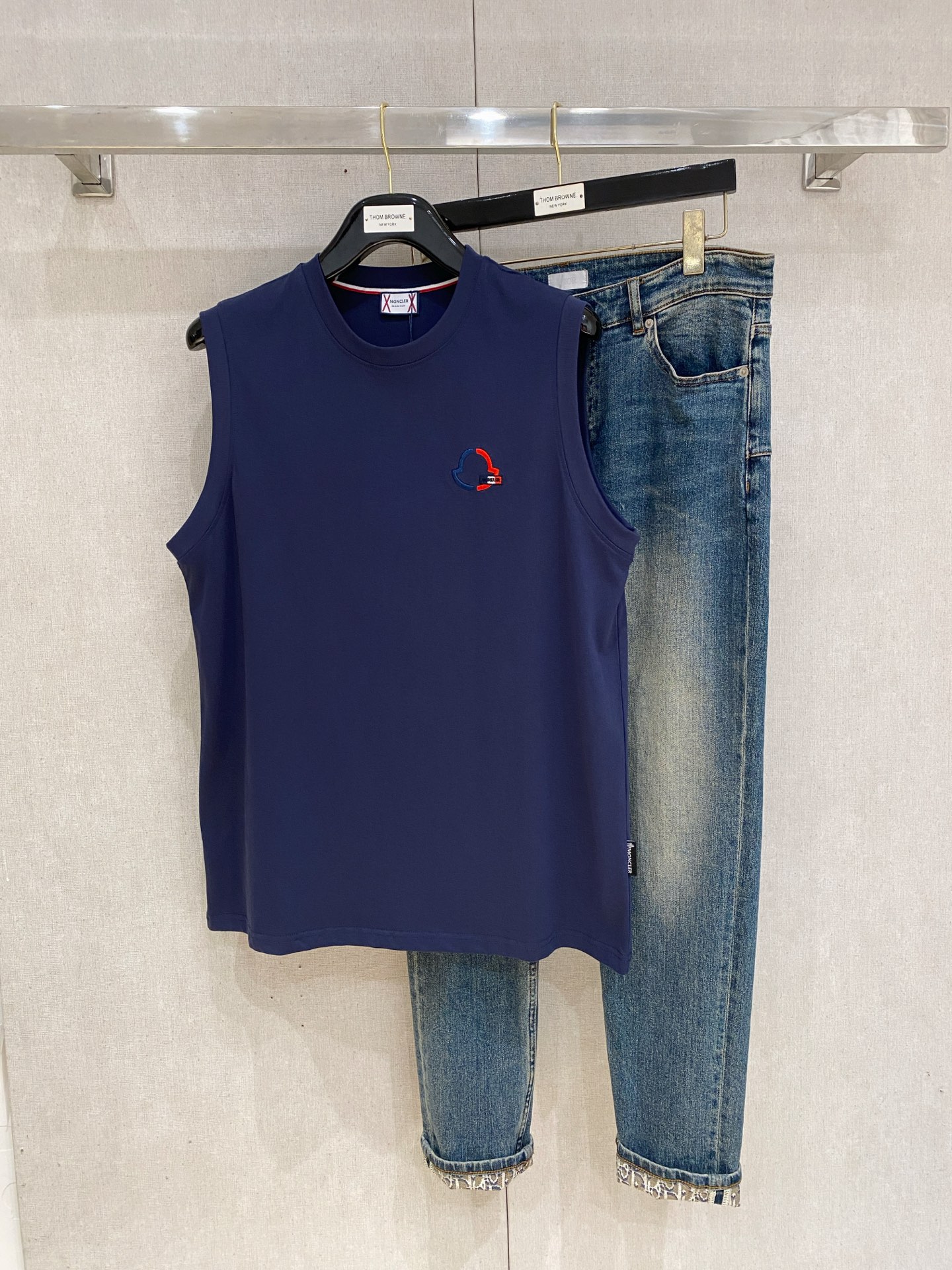 P蒙口25ss新款背心 领口和袖口增强螺纹不易变形🫠 领口包条螺纹、领脚标识logo侧麦！面料经洗水处理