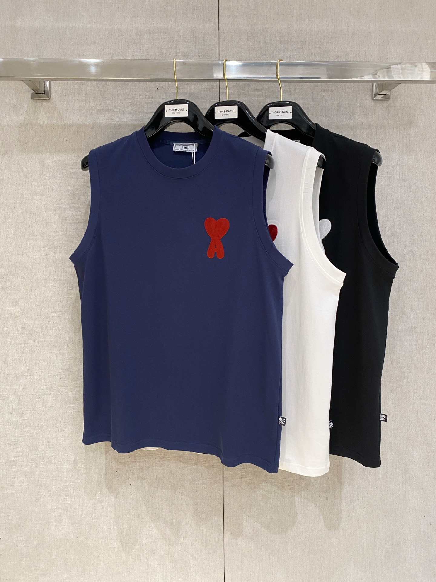 NO:476438,AMi 25ss new vest, neckline and cuff reinforced threads are not easy to deform, neckline wrap threads, neck foot logo logo side wheat!  The fabric is washed and has a comfortable feel, skin-friendly and breathable without pilling!  Same model for men and women Size M-3XL, alexander wang19860909AMi 25ss新款背心 领口和袖口增强螺纹不易变形 领口包条螺纹、领脚标识logo侧麦！面料经洗水处理,手感舒适,亲肤透气不起球！男女同款 尺码M-3XL,,alexander wang,Men's clothing