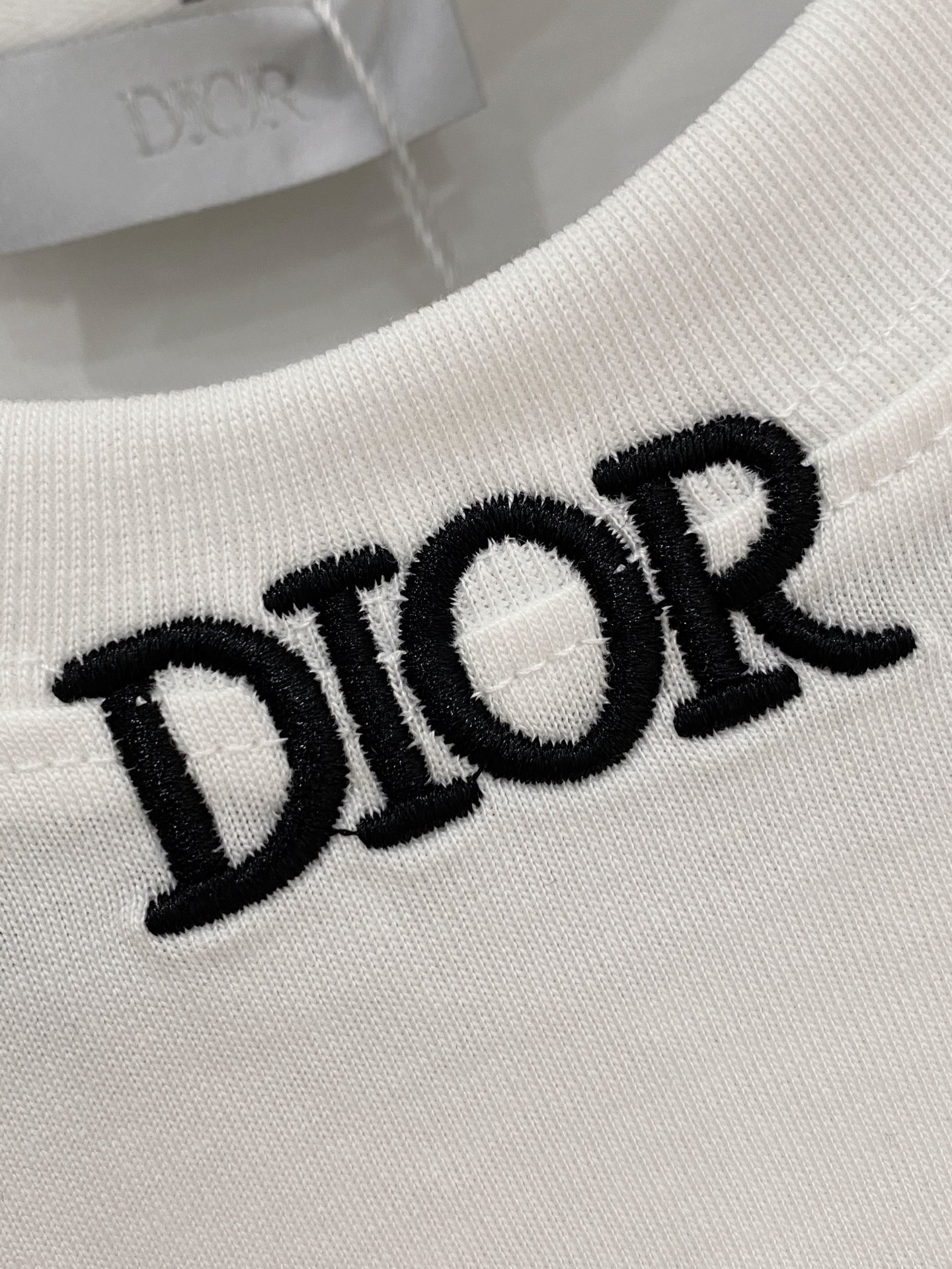 P迪奥25ss新款背心 领口和袖口增强螺纹不易变形🫠 领口包条螺纹、领脚标识logo侧麦！面料经洗水处理