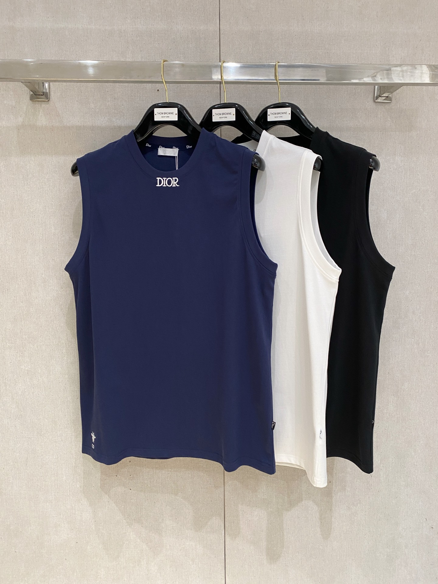 NO:476447,Dior 25ss new vest, neckline and cuff reinforced threads are not easy to deform, neckline wrap threads, neck foot logo logo side wheat!  The fabric is washed and has a comfortable feel, skin-friendly and breathable without pilling!  Same model for men and women Size M-3XL, Dior, alexander wang19860909迪奥25ss新款背心 领口和袖口增强螺纹不易变形 领口包条螺纹、领脚标识logo侧麦！面料经洗水处理,手感舒适,亲肤透气不起球！男女同款 尺码M-3XL,,dior,alexander wang,Men's clothing