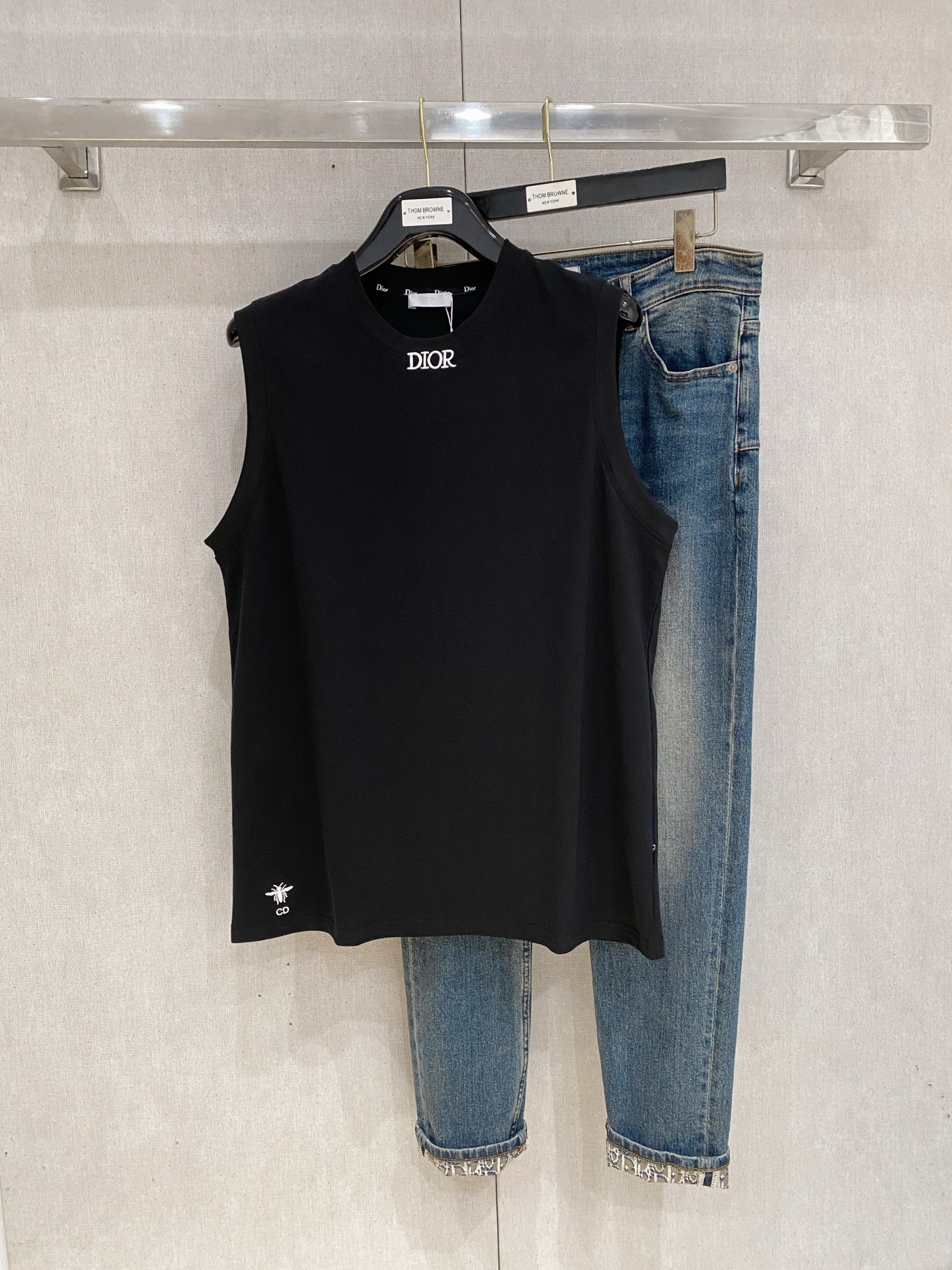 P迪奥25ss新款背心 领口和袖口增强螺纹不易变形🫠 领口包条螺纹、领脚标识logo侧麦！面料经洗水处理