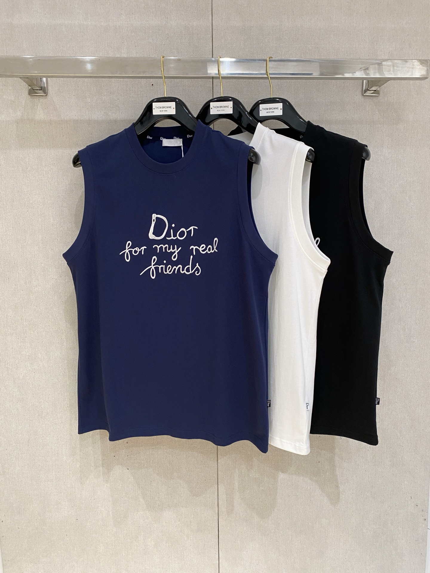 NO:476448,Dior 25ss new vest, neckline and cuff reinforced threads are not easy to deform, neckline wrap threads, neck foot logo logo side wheat!  The fabric is washed and has a comfortable feel, skin-friendly and breathable without pilling!  Same model for men and women Size M-3XL, Dior, alexander wang19860909迪奥25ss新款背心 领口和袖口增强螺纹不易变形 领口包条螺纹、领脚标识logo侧麦！面料经洗水处理,手感舒适,亲肤透气不起球！男女同款 尺码M-3XL,,dior,alexander wang,Men's clothing