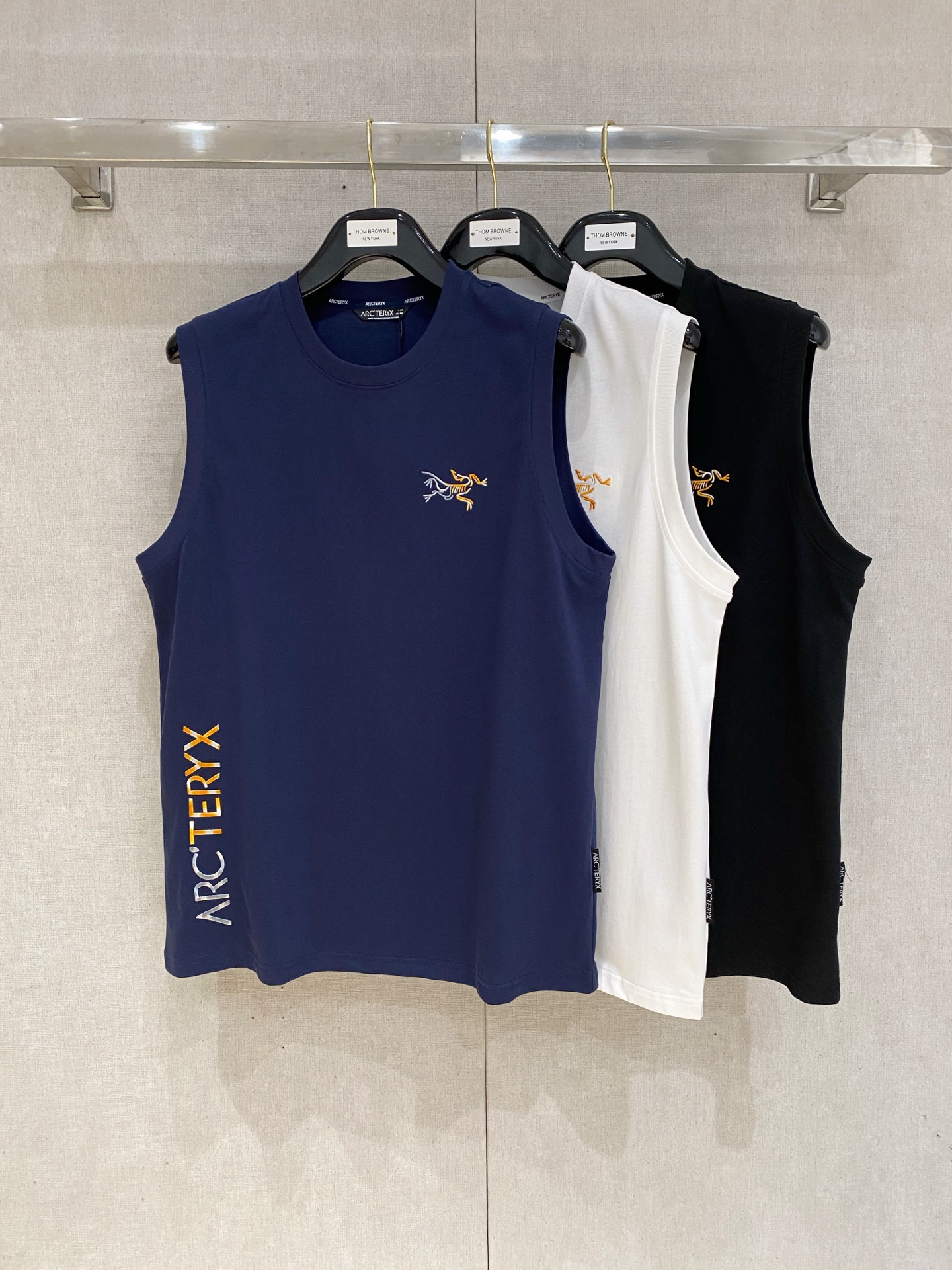 NO:476457,Archaeoptera bird 25ss new vest, neckline and cuff reinforced threads are not easy to deform, neckline wrap threads, neck foot logo logo side wheat!  The fabric is washed and has a comfortable feel, skin-friendly and breathable without pilling!  Same model for men and women Size M-3XL, arc'teryx,alexander wang19860909始祖鸟25ss新款背心 领口和袖口增强螺纹不易变形 领口包条螺纹、领脚标识logo侧麦！面料经洗水处理,手感舒适,亲肤透气不起球！男女同款 尺码M-3XL,arc'teryx,alexander wang,Men's clothing