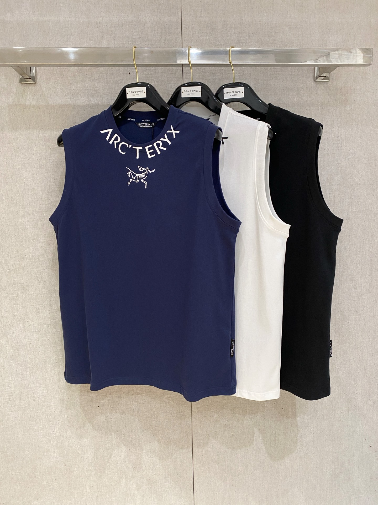 NO:476456,Archaeoptera bird 25ss new vest, neckline and cuff reinforced threads are not easy to deform, neckline wrap threads, neck foot logo logo side wheat!  The fabric is washed and has a comfortable feel, skin-friendly and breathable without pilling!  Same model for men and women Size M-3XL, arc'teryx,alexander wang19860909始祖鸟25ss新款背心 领口和袖口增强螺纹不易变形 领口包条螺纹、领脚标识logo侧麦！面料经洗水处理,手感舒适,亲肤透气不起球！男女同款 尺码M-3XL,arc'teryx,alexander wang,Men's clothing