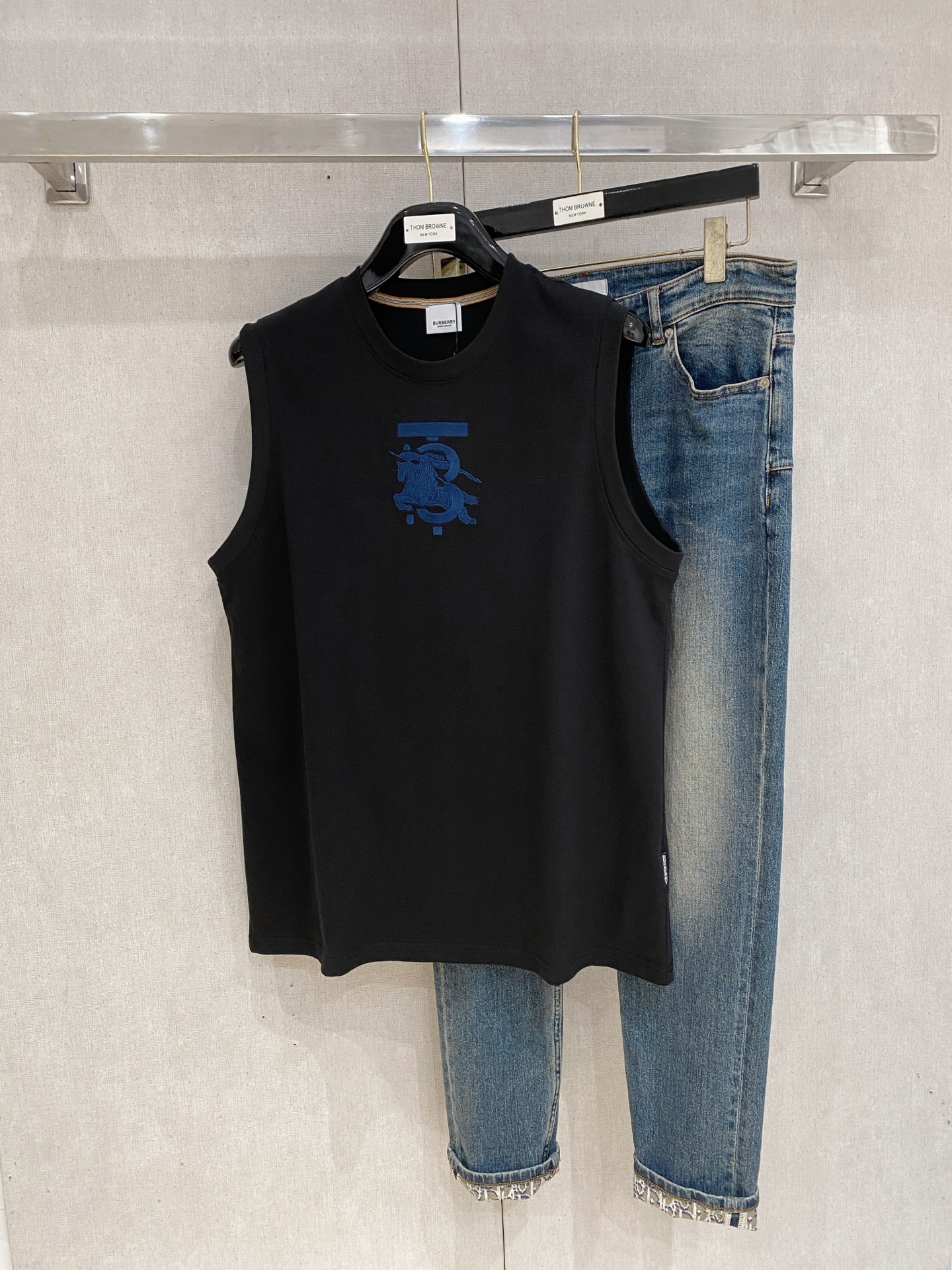 P巴宝莉25ss新款背心 领口和袖口增强螺纹不易变形🫠 领口包条螺纹、领脚标识logo侧麦！面料经洗水处