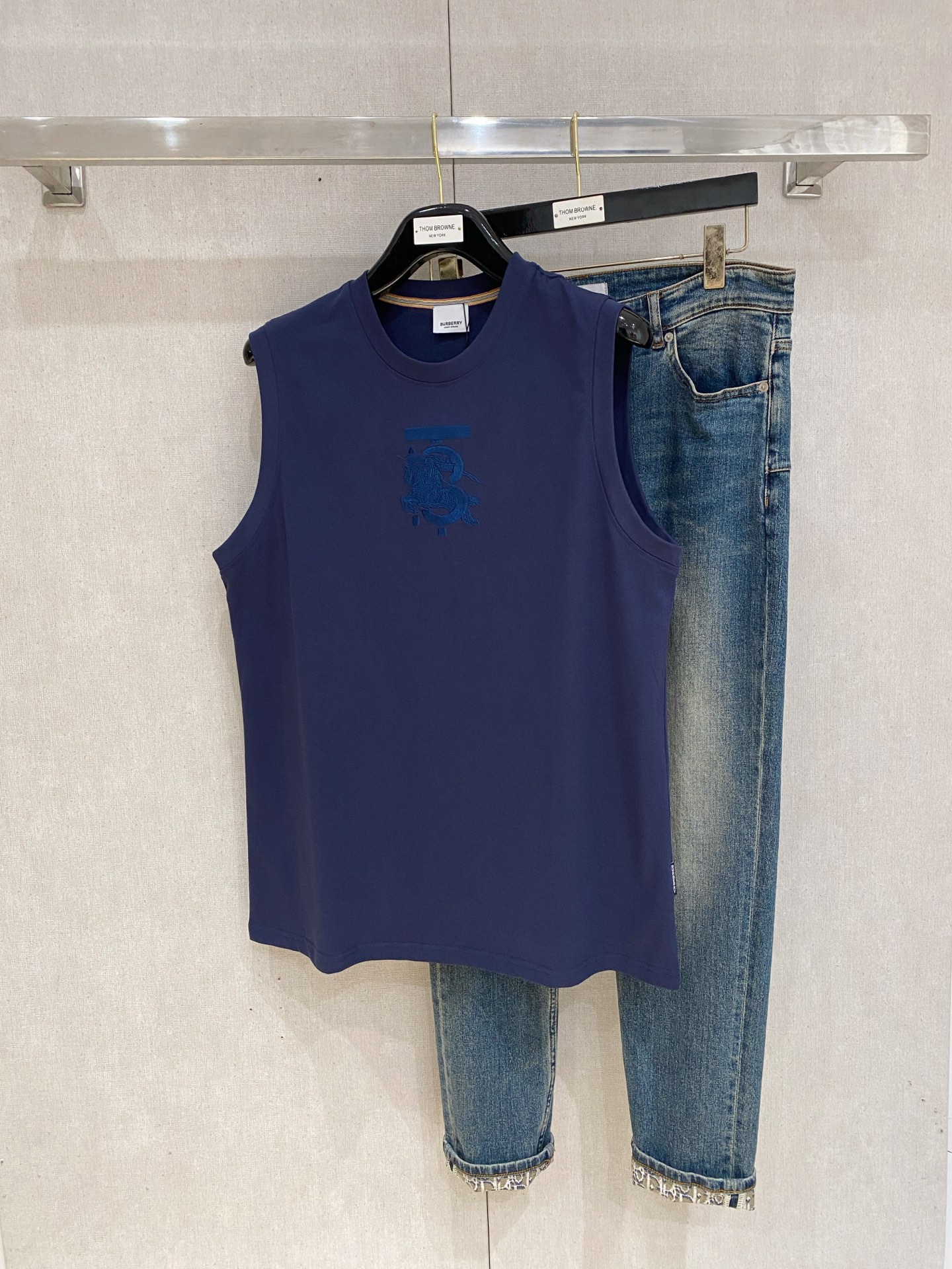 P巴宝莉25ss新款背心 领口和袖口增强螺纹不易变形🫠 领口包条螺纹、领脚标识logo侧麦！面料经洗水处