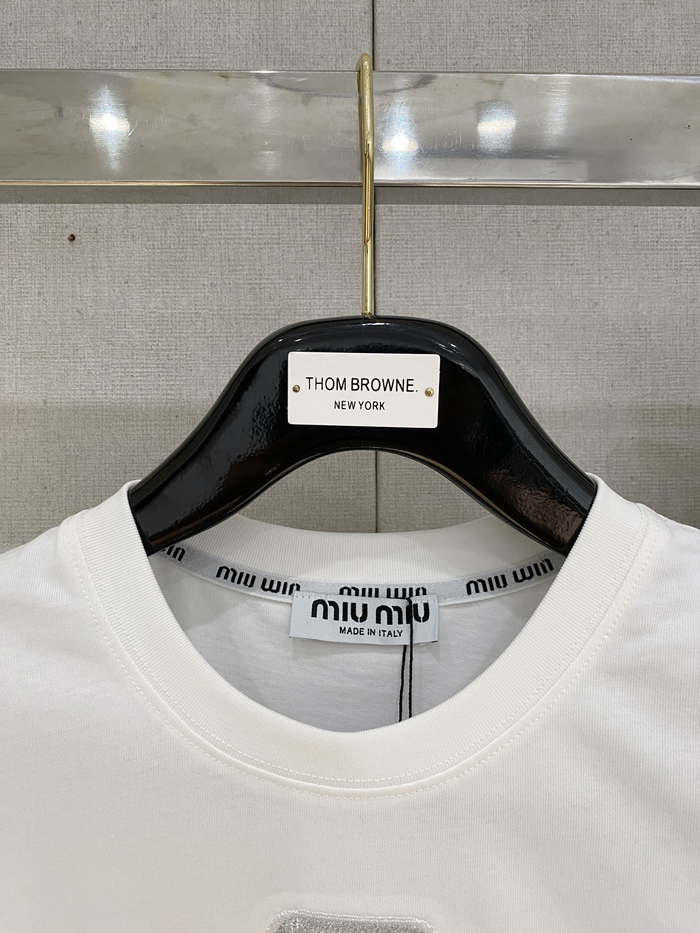 Pmiumiu25ss新款背心 领口和袖口增强螺纹不易变形🫠 领口包条螺纹、领脚标识logo侧麦！面料经