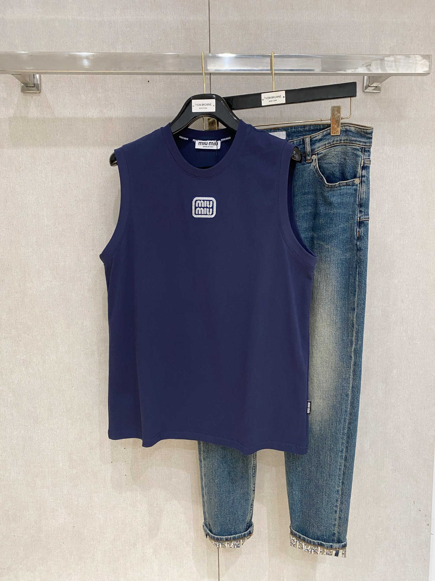 Pmiumiu25ss新款背心 领口和袖口增强螺纹不易变形🫠 领口包条螺纹、领脚标识logo侧麦！面料经