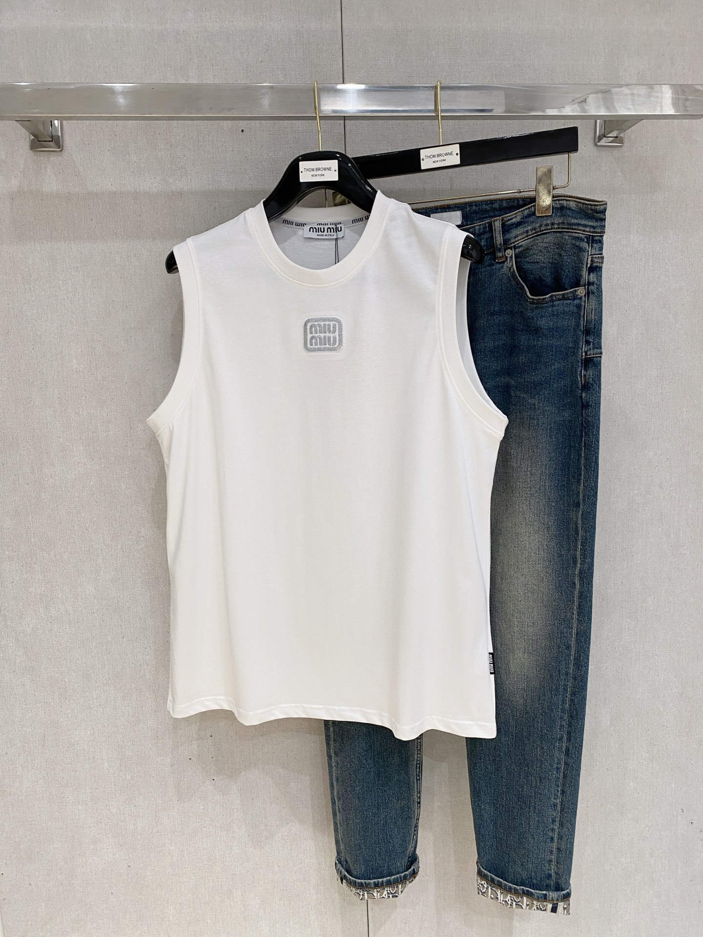 NO:476481,Miumiu25ss new vest, neckline and cuff reinforced threads are not easy to deform, neckline wrap threads, neck foot logo logo side wheat!  The fabric is washed and has a comfortable feel, skin-friendly and breathable without pilling!  Same model for men and women Size M-3XL, miumiu, alexander wang19860909miumiu25ss新款背心 领口和袖口增强螺纹不易变形 领口包条螺纹、领脚标识logo侧麦！面料经洗水处理,手感舒适,亲肤透气不起球！男女同款 尺码M-3XL,,miumiu,alexander wang,Men's clothing