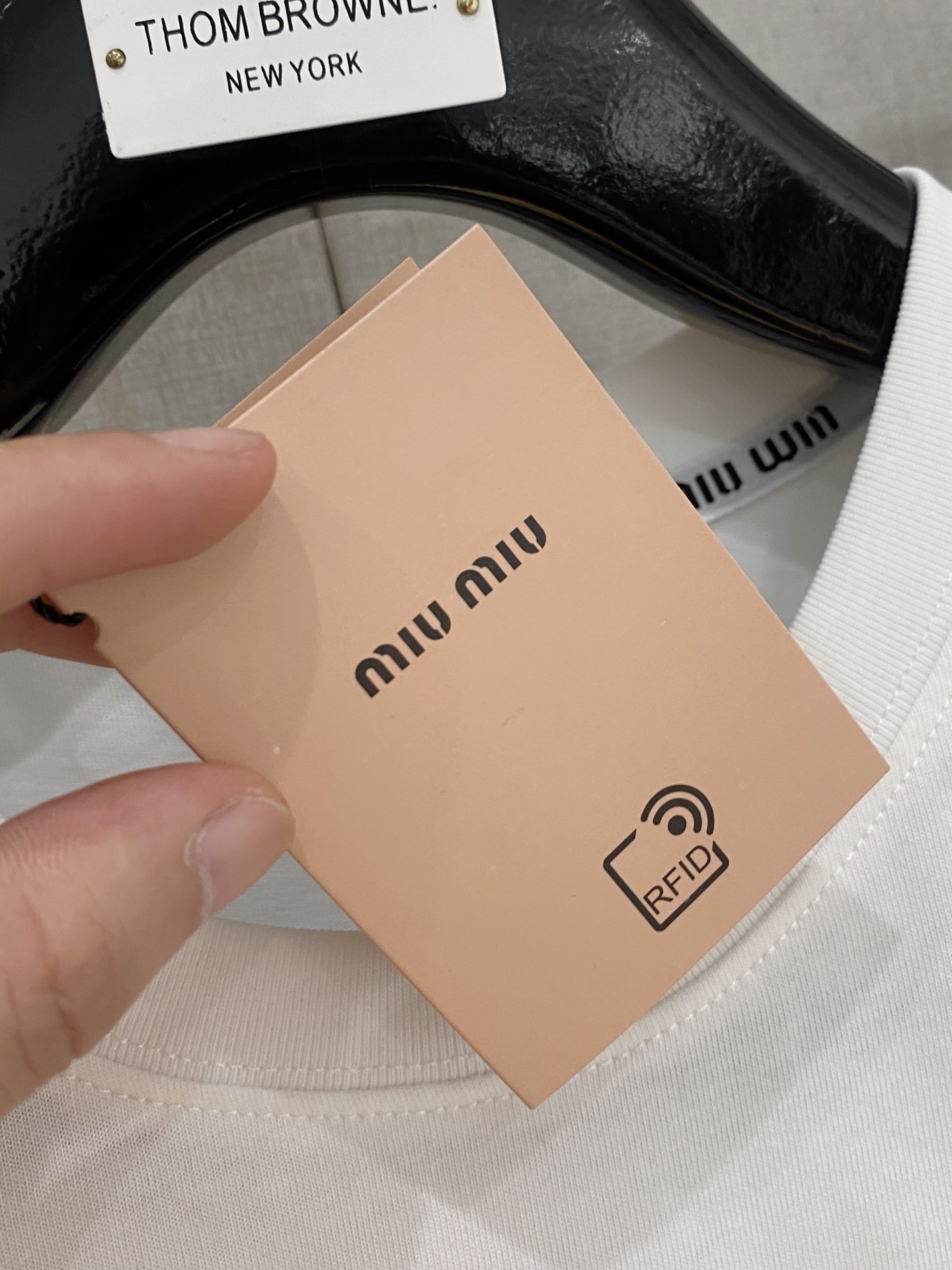 Pmiumiu25ss新款背心 领口和袖口增强螺纹不易变形🫠 领口包条螺纹、领脚标识logo侧麦！面料经