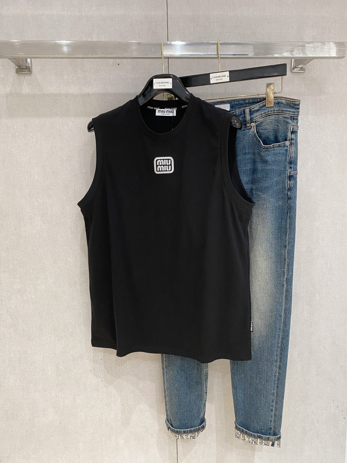 Pmiumiu25ss新款背心 领口和袖口增强螺纹不易变形🫠 领口包条螺纹、领脚标识logo侧麦！面料经