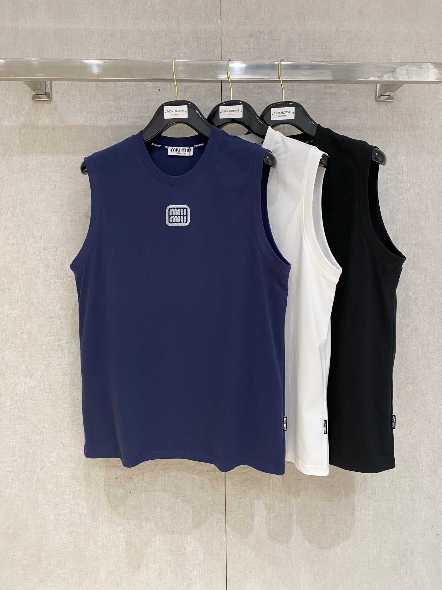 Pmiumiu25ss新款背心 领口和袖口增强螺纹不易变形🫠 领口包条螺纹、领脚标识logo侧麦！面料经