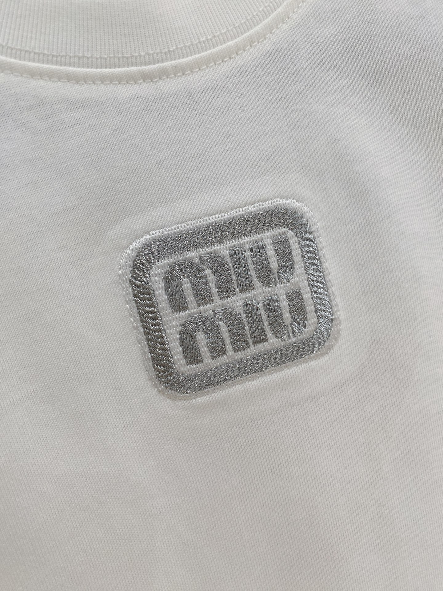 Pmiumiu25ss新款背心 领口和袖口增强螺纹不易变形🫠 领口包条螺纹、领脚标识logo侧麦！面料经