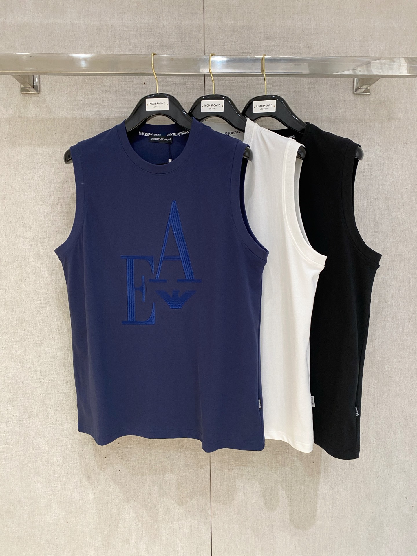 NO:476488,Armani 25ss new vest, neckline and cuff reinforced threads are not easy to deform, neckline wrap threads, neck foot logo logo side wheat!  The fabric is washed and has a comfortable feel, skin-friendly and breathable without pilling!  Same model for men and women Size M-3XL, Armani,alexander wang19860909阿玛尼25ss新款背心 领口和袖口增强螺纹不易变形 领口包条螺纹、领脚标识logo侧麦！面料经洗水处理,手感舒适,亲肤透气不起球！男女同款 尺码M-3XL,,armani,alexander wang,Men's clothing