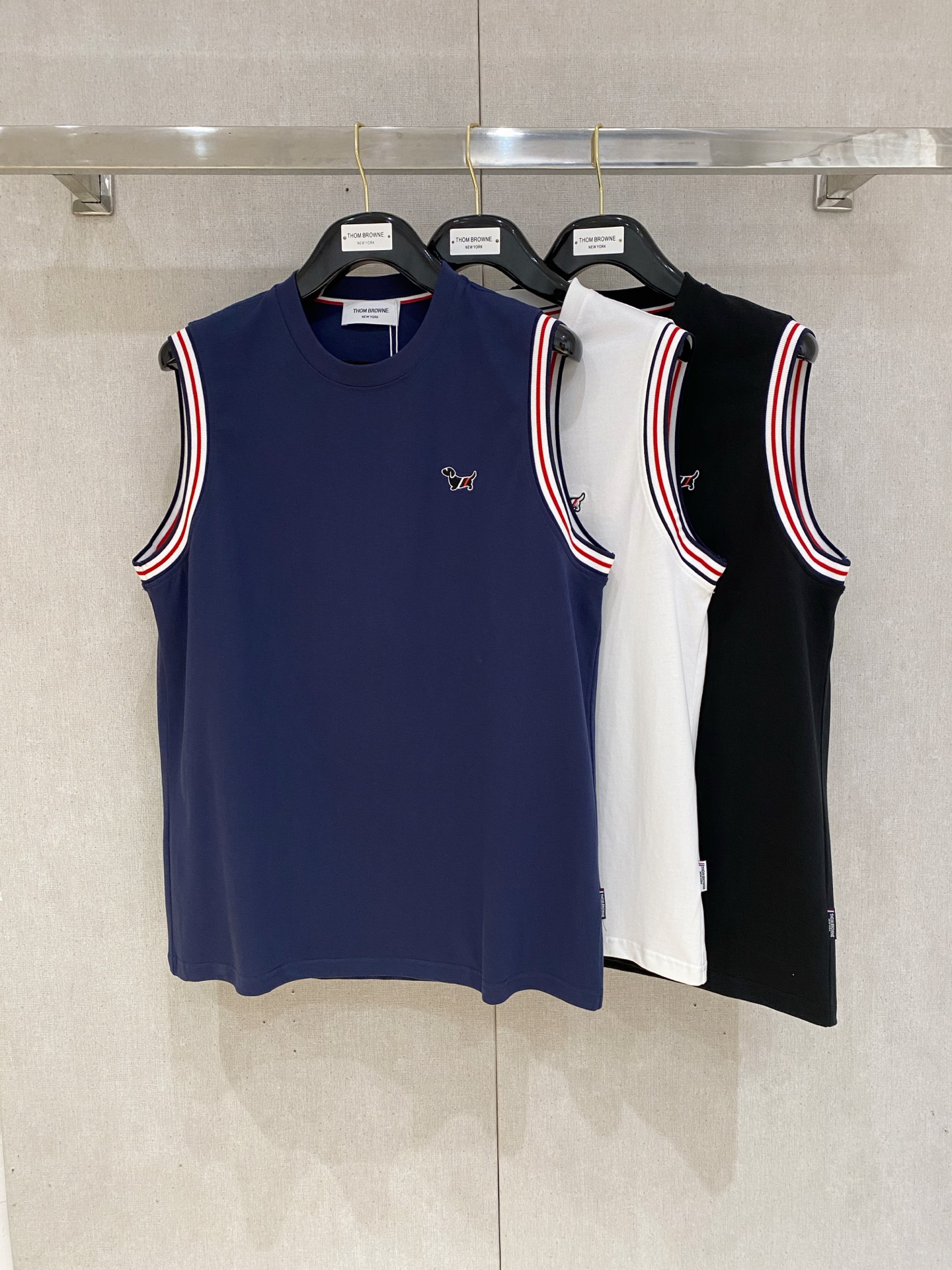 NO:476421,TB 25ss new vest, neckline and cuff reinforced threads are not easy to deform, neckline wrap threads, neck foot logo logo side wheat!  The fabric is washed and has a comfortable feel, skin-friendly and breathable without pilling!  Same model for men and women Size M-3XL, alexander wang19860909TB 25ss新款背心 领口和袖口增强螺纹不易变形 领口包条螺纹、领脚标识logo侧麦！面料经洗水处理,手感舒适,亲肤透气不起球！男女同款 尺码M-3XL,,alexander wang,Men's clothing