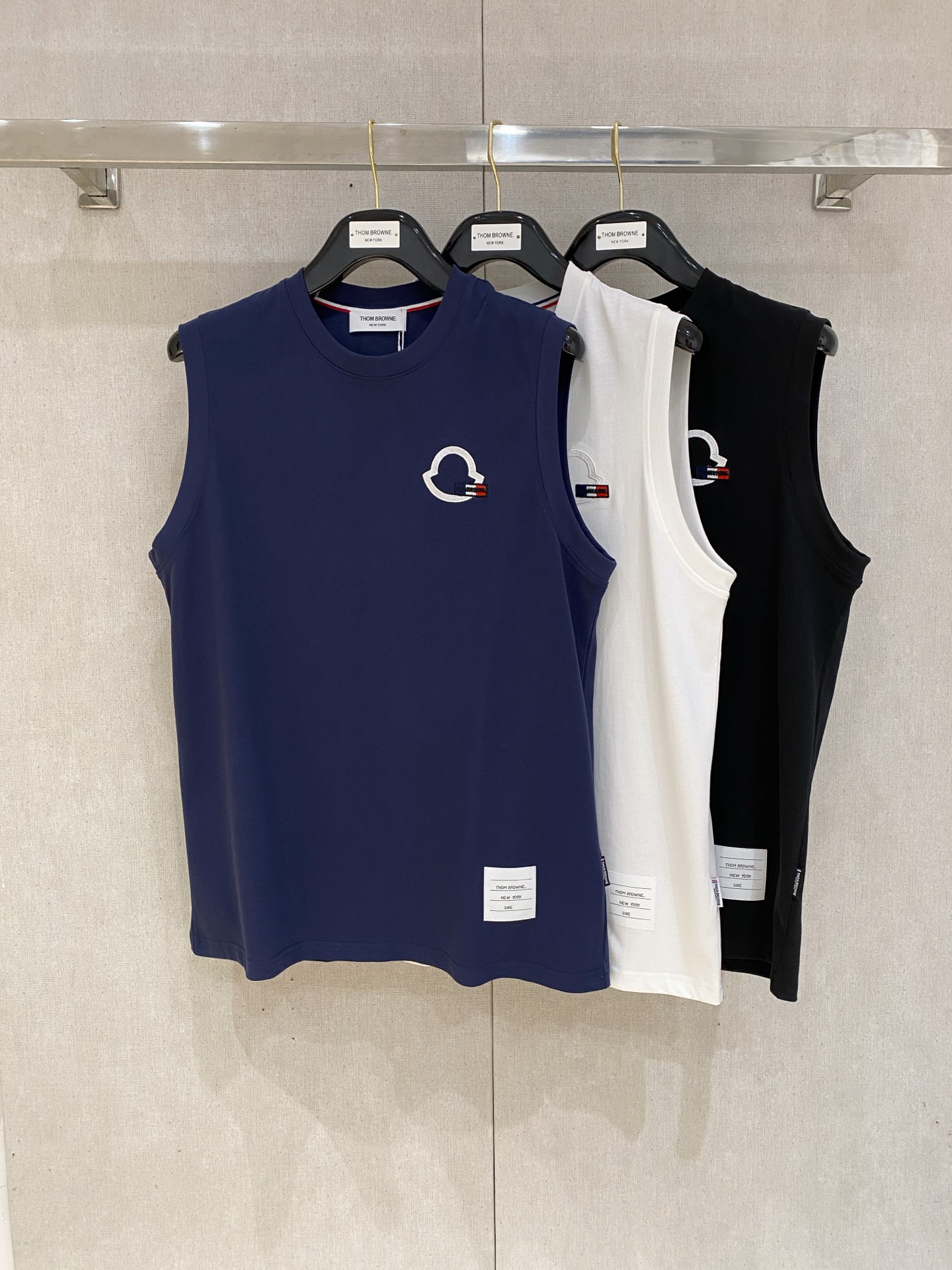 NO:476430,The new vest with 25ss cover, the neckline and cuffs reinforced threads are not easy to deform. The neckline cover threads and neck foot logo logo side wheat!  The fabric is washed and has a comfortable feel, skin-friendly and breathable without pilling!  Same model for men and women Size M-3XL, Moncler, alexander wang19860909蒙口25ss新款背心 领口和袖口增强螺纹不易变形 领口包条螺纹、领脚标识logo侧麦！面料经洗水处理,手感舒适,亲肤透气不起球！男女同款 尺码M-3XL,,Moncler,alexander wang,Men's clothing