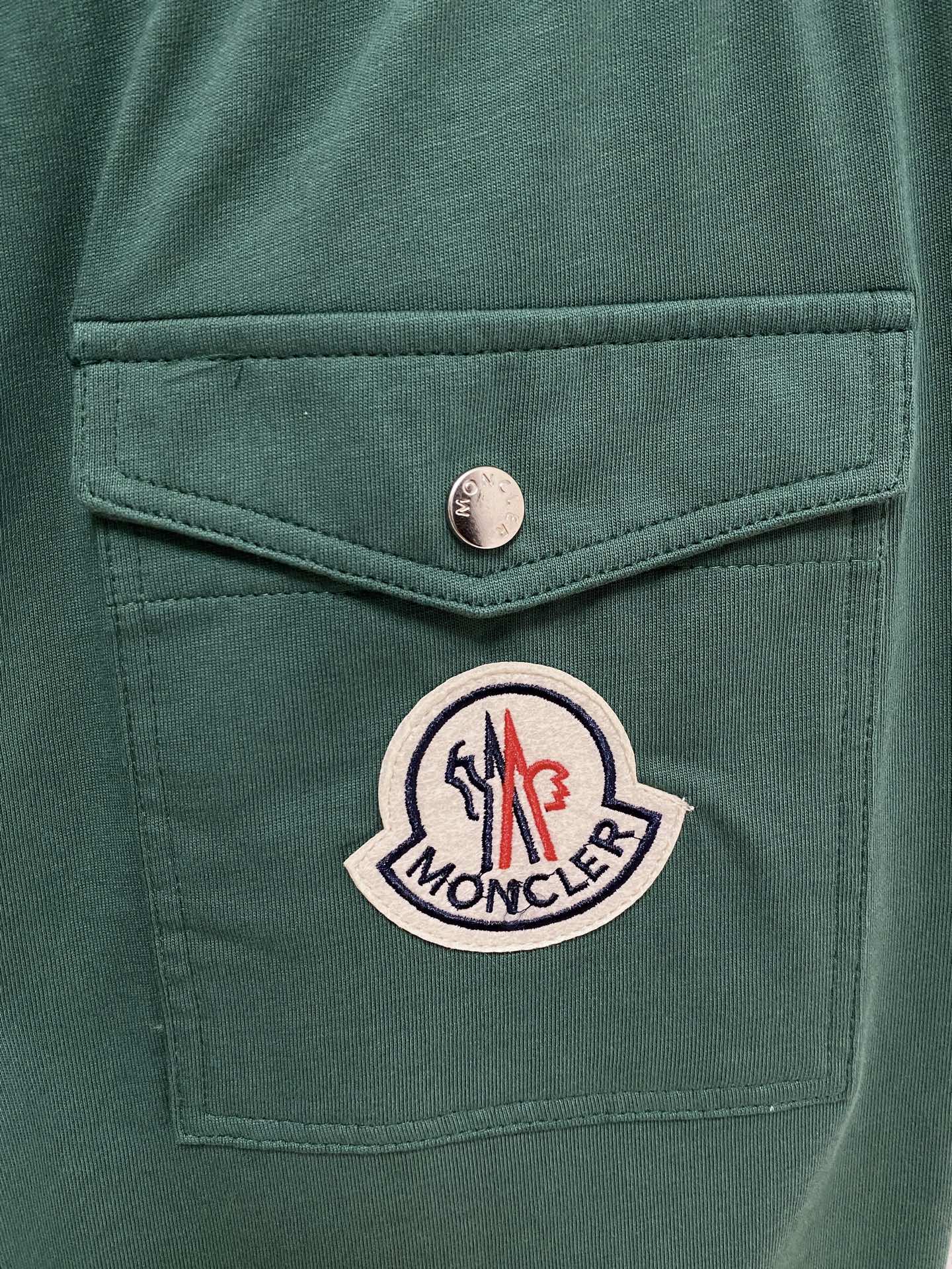  蒙口 2025ss春夏新款👖原单专柜休闲短裤，奢华经典品牌原版LOGO配饰 专柜热销款 身穿着非常舒适