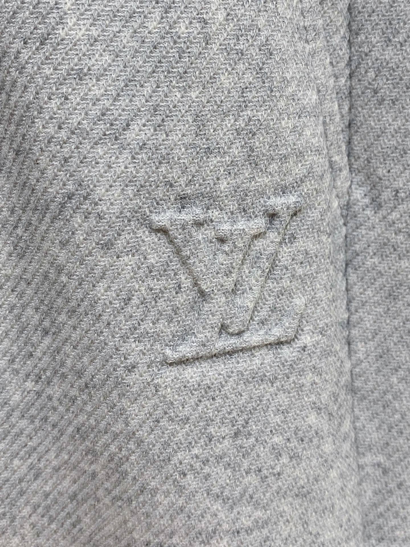  Lv  2025ss春夏新款👖原单专柜休闲短裤，奢华经典品牌原版LOGO配饰 专柜热销款 身穿着非常舒